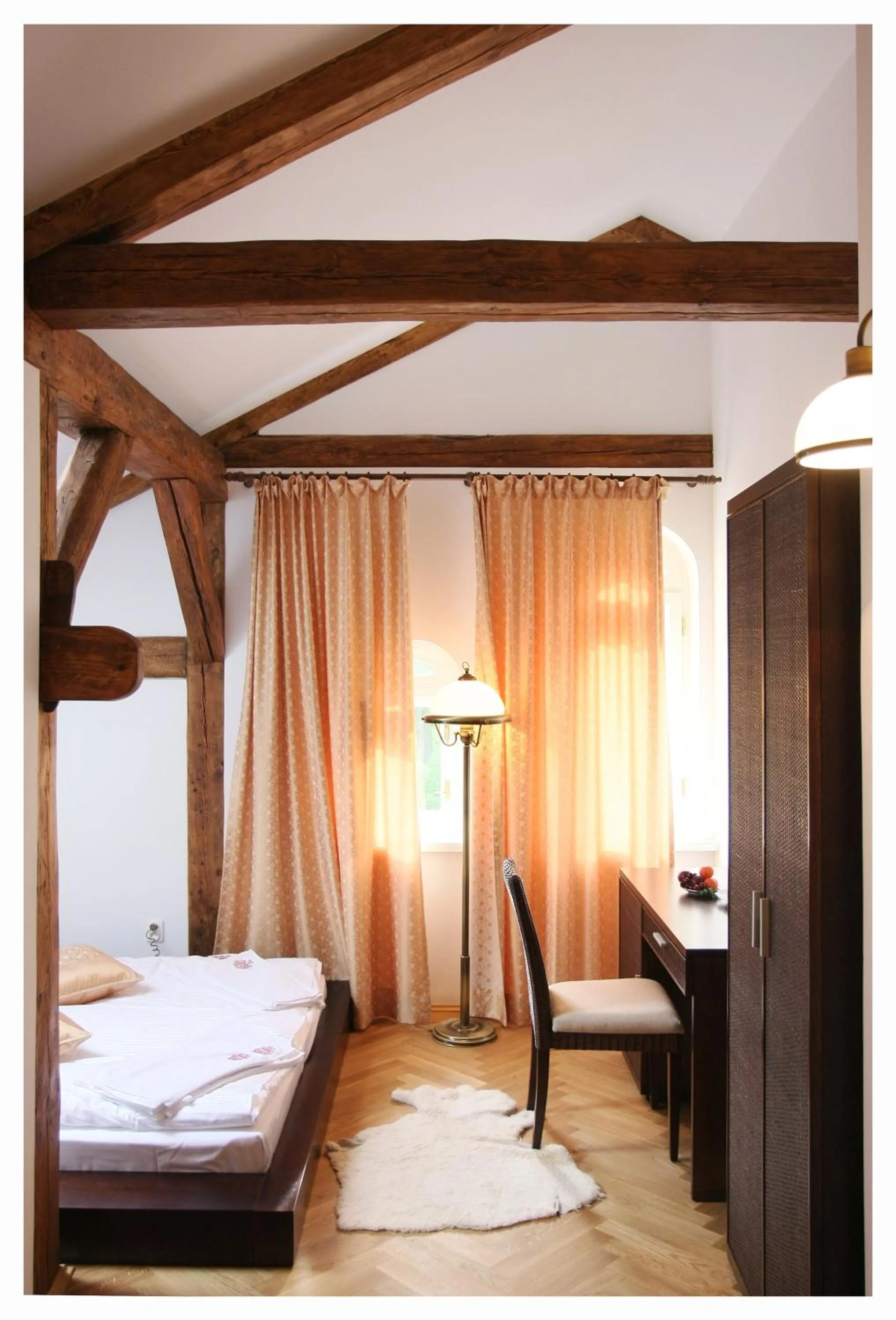 Other, Bed in Pałac Łochów