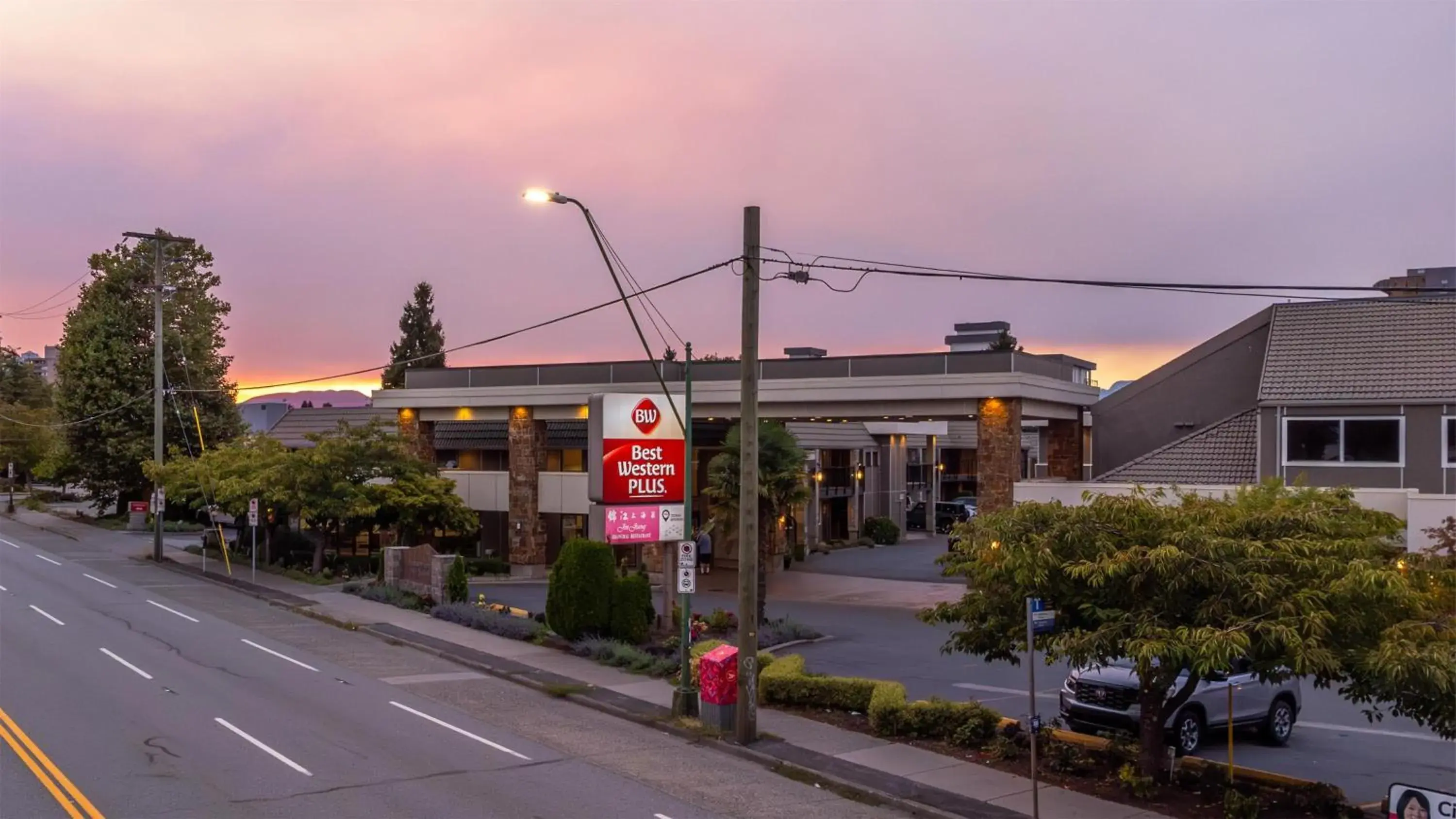 Property building in Best Western PLUS Burnaby Hotel Property building in Best Western PLUS Burnaby Hotel