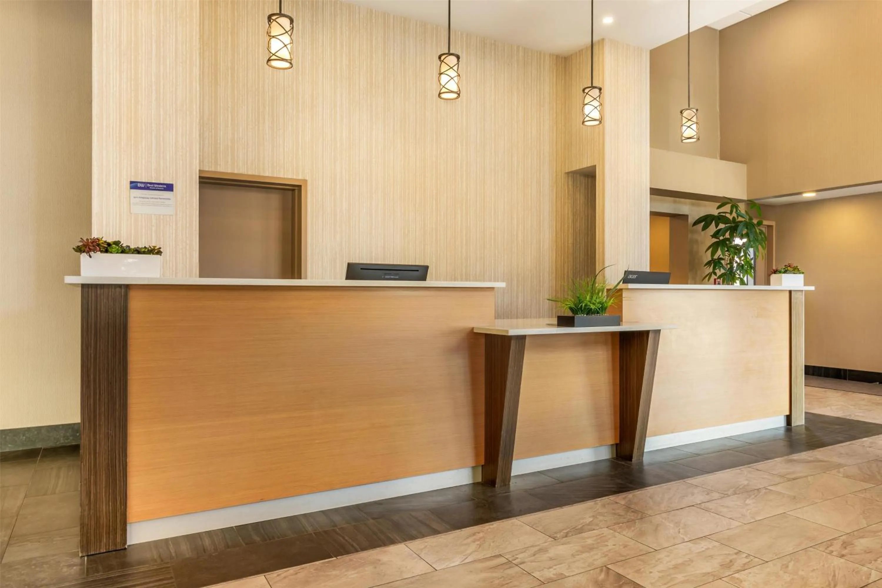 Lobby or reception in Best Western PLUS Burnaby Hotel