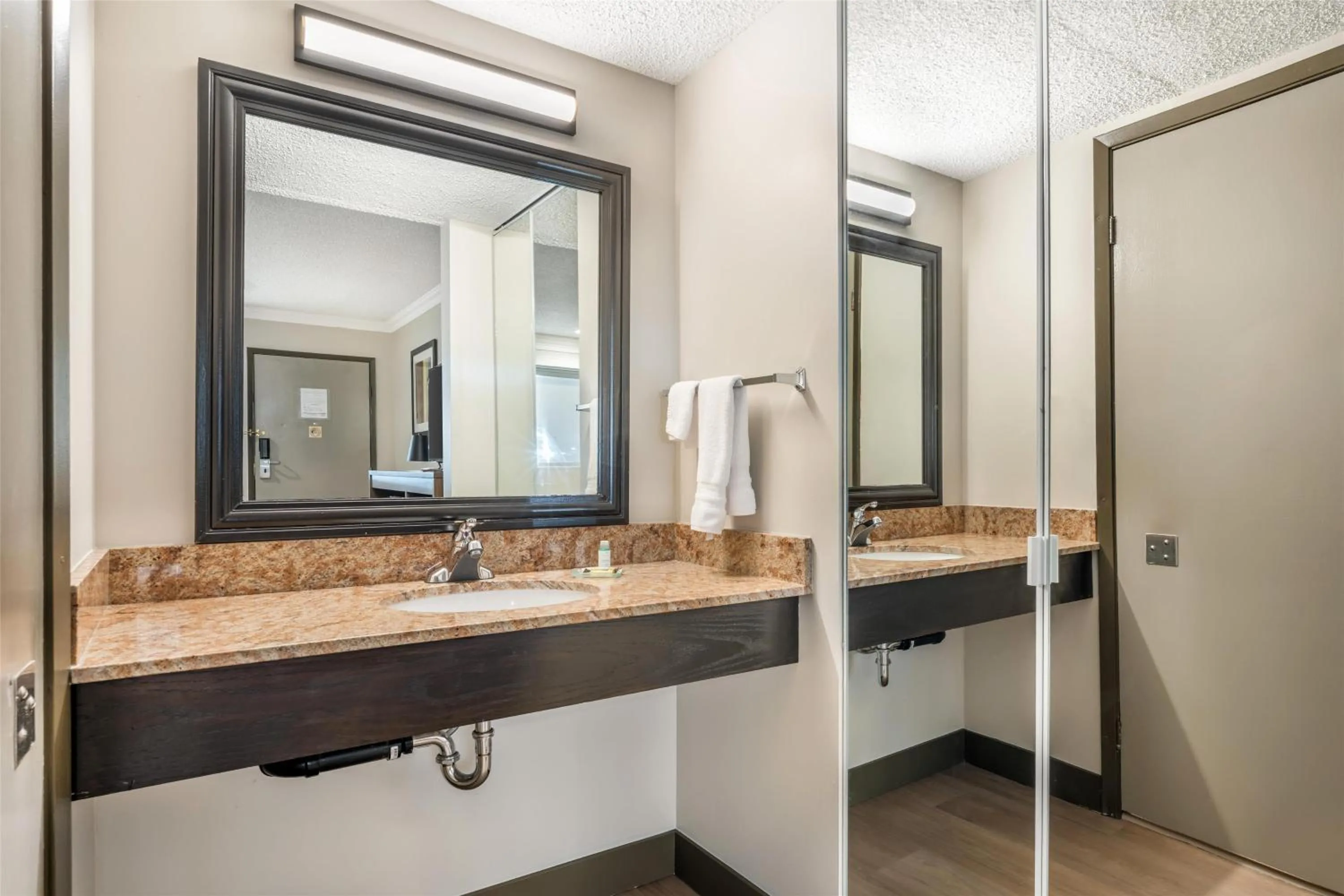 Bedroom in Best Western PLUS Burnaby Hotel