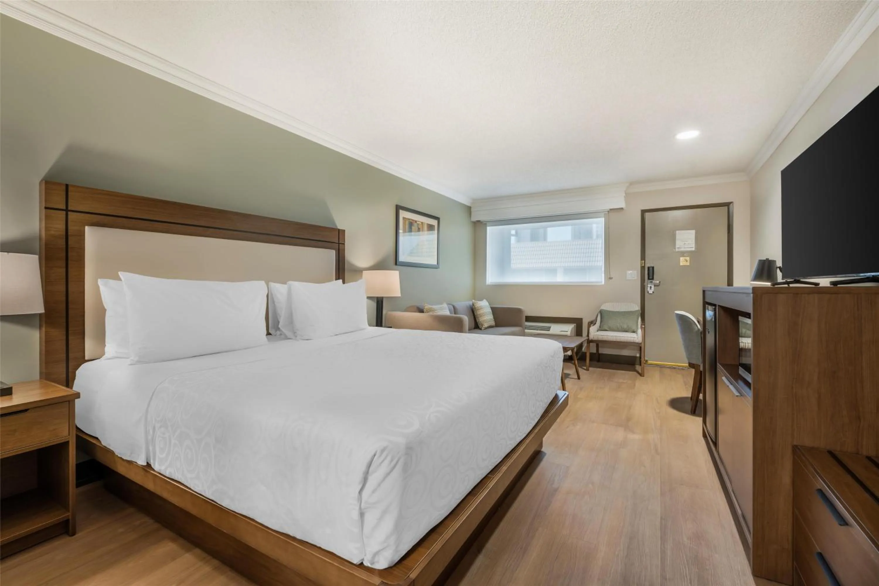 Bedroom, Bed in Best Western PLUS Burnaby Hotel