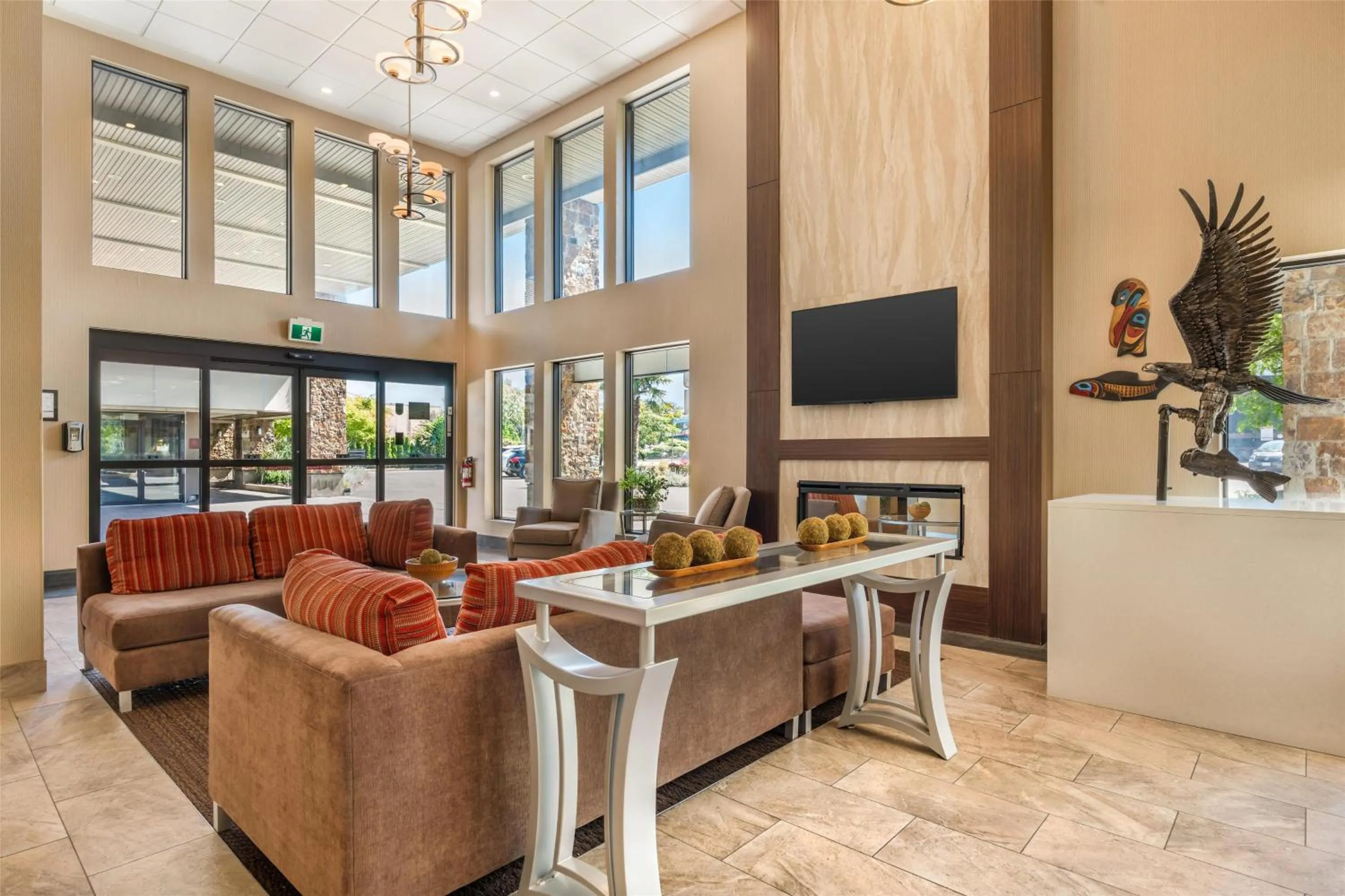Lobby or reception in Best Western PLUS Burnaby Hotel