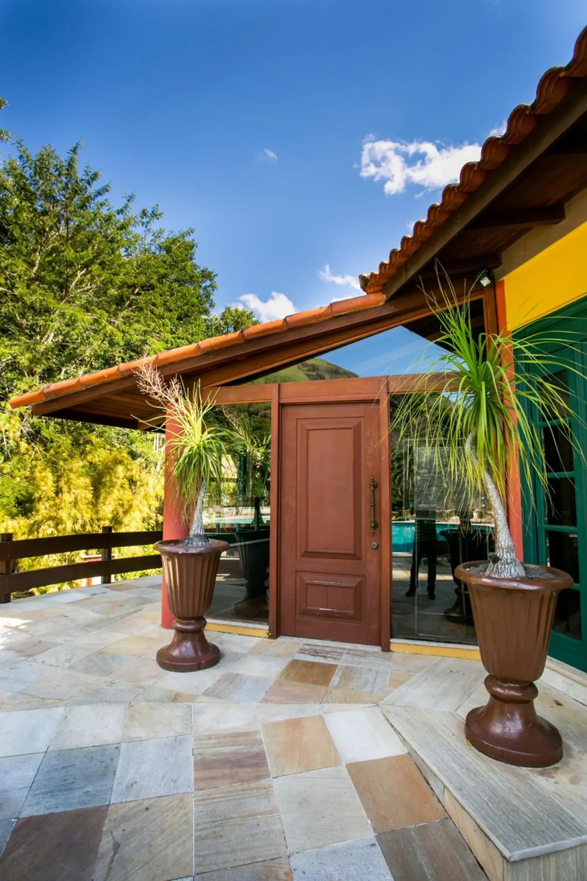 Facade/entrance in Bomtempo II Chales by Castelo Itaipava Facade/entrance in Bomtempo II Chales by Castelo Itaipava