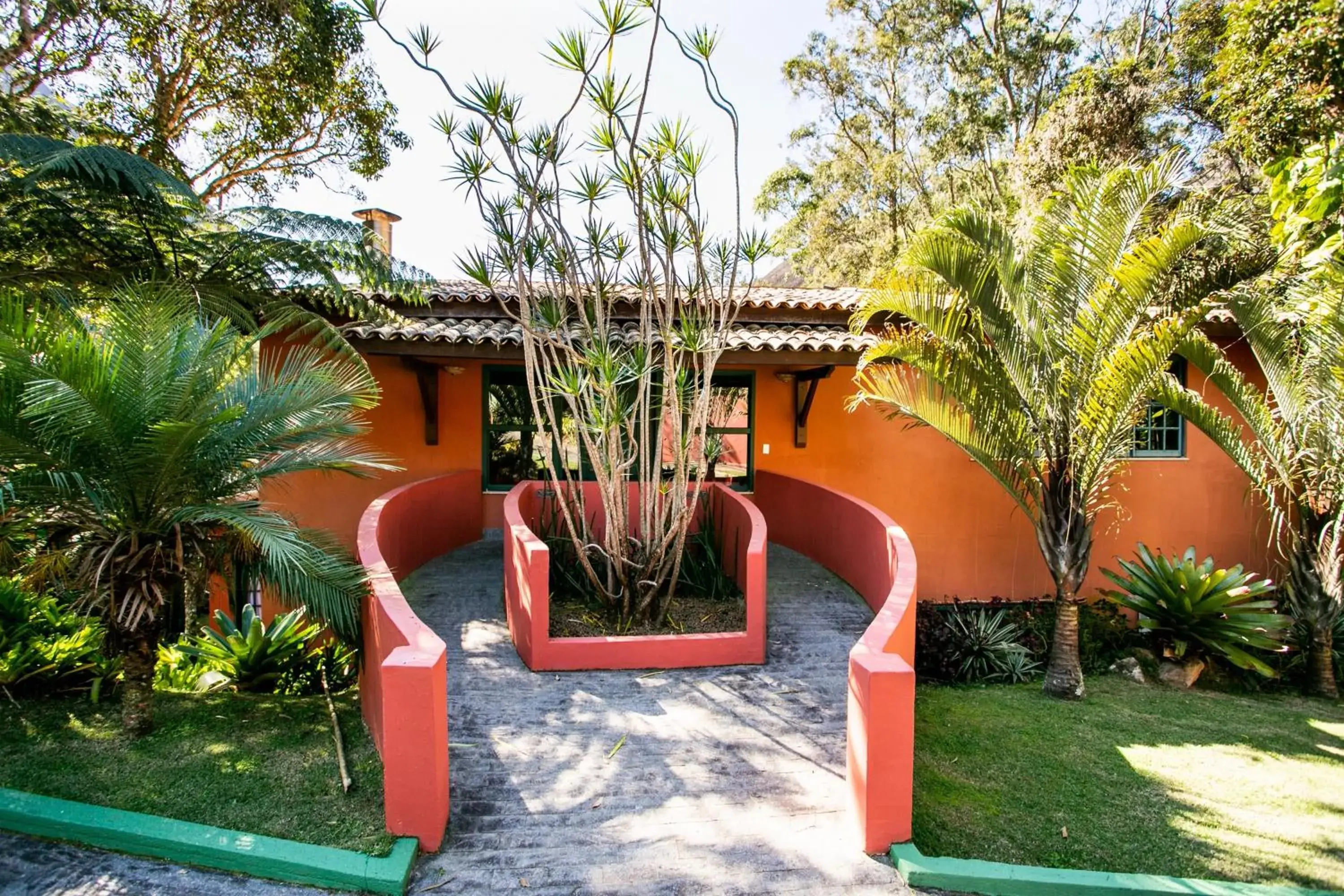 Facade/entrance in Bomtempo II Chales by Castelo Itaipava Facade/entrance in Bomtempo II Chales by Castelo Itaipava