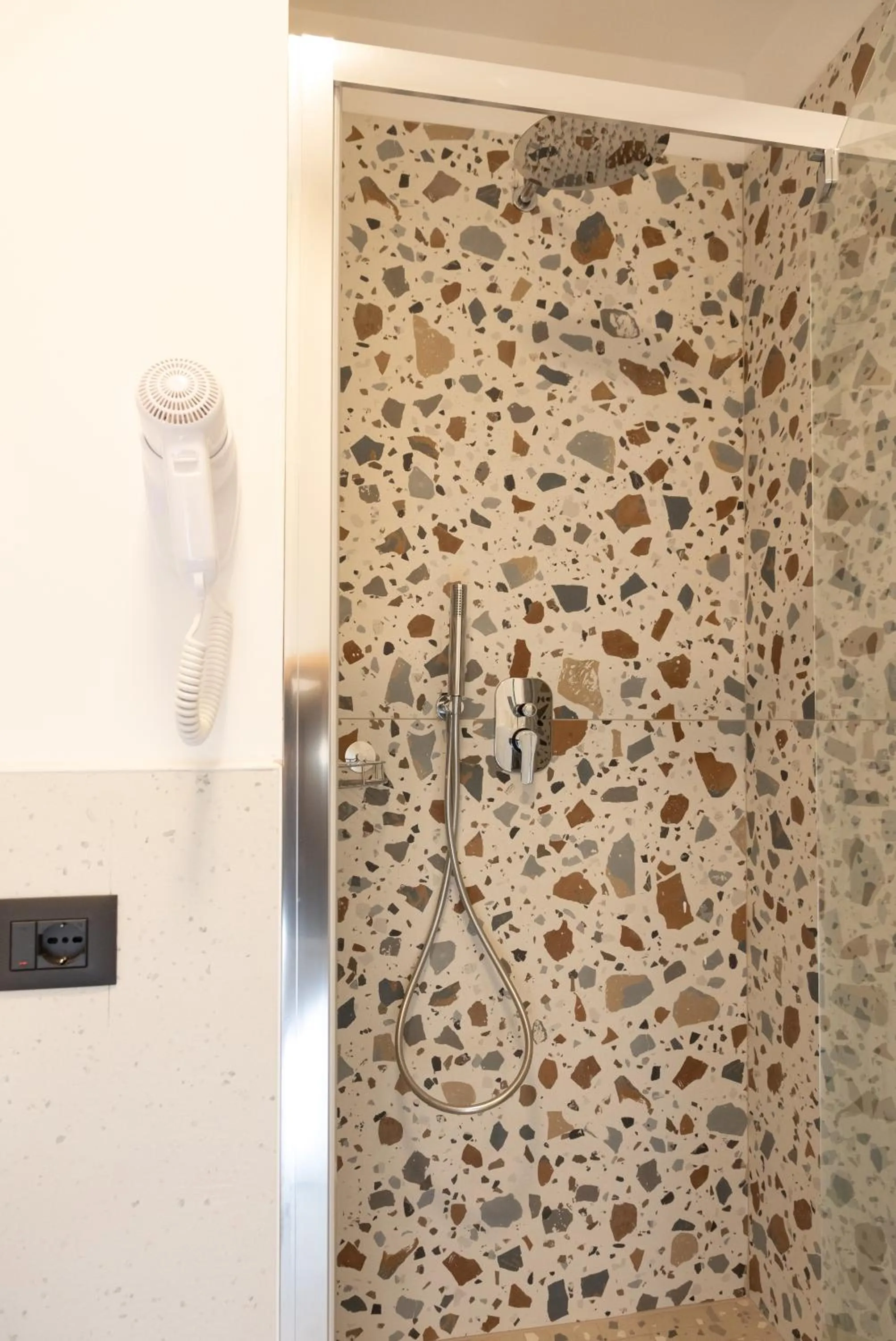 Shower in Hotel Delaville Frontemare