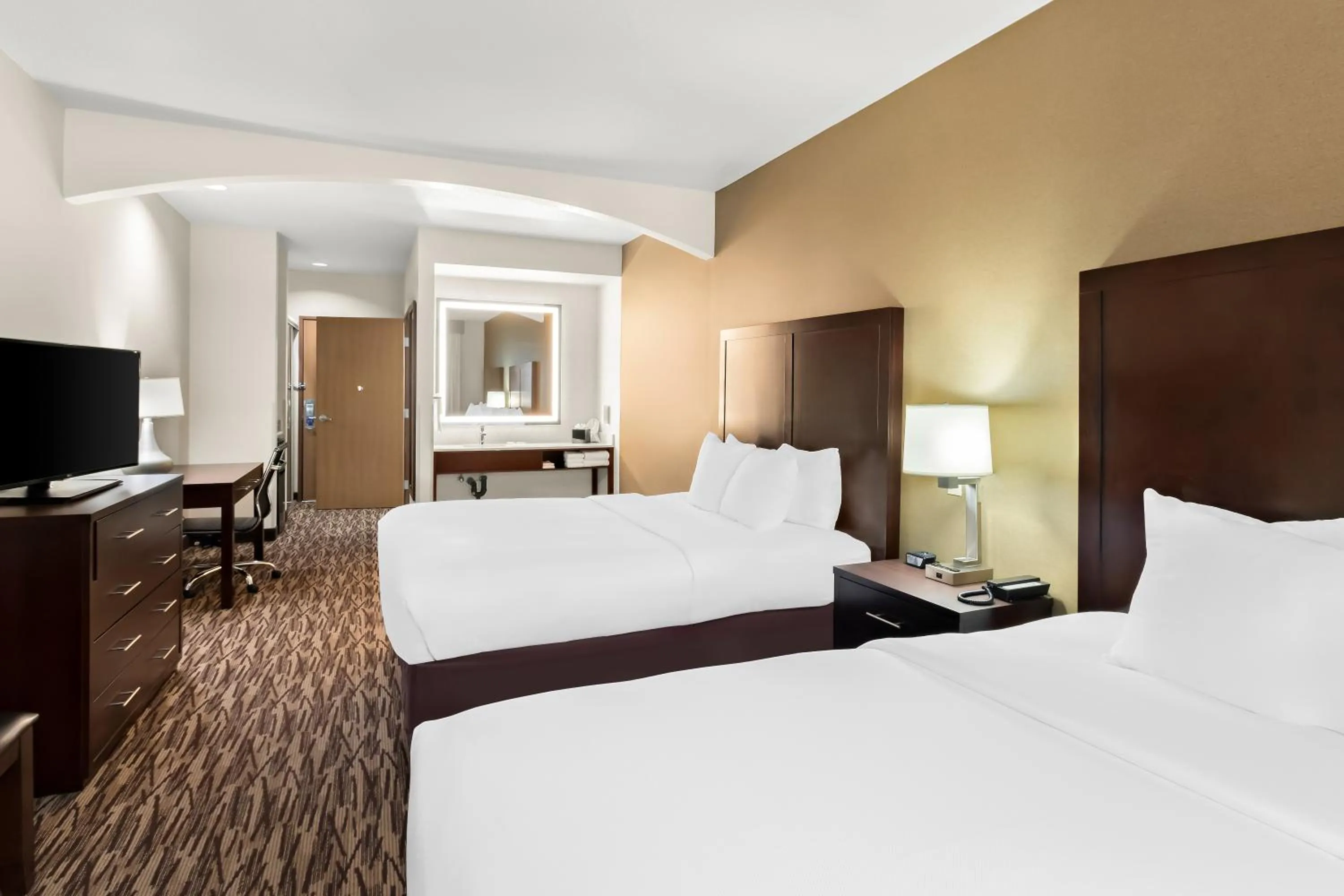 Photo of the whole room, Bed in Comfort Suites Portland Airport