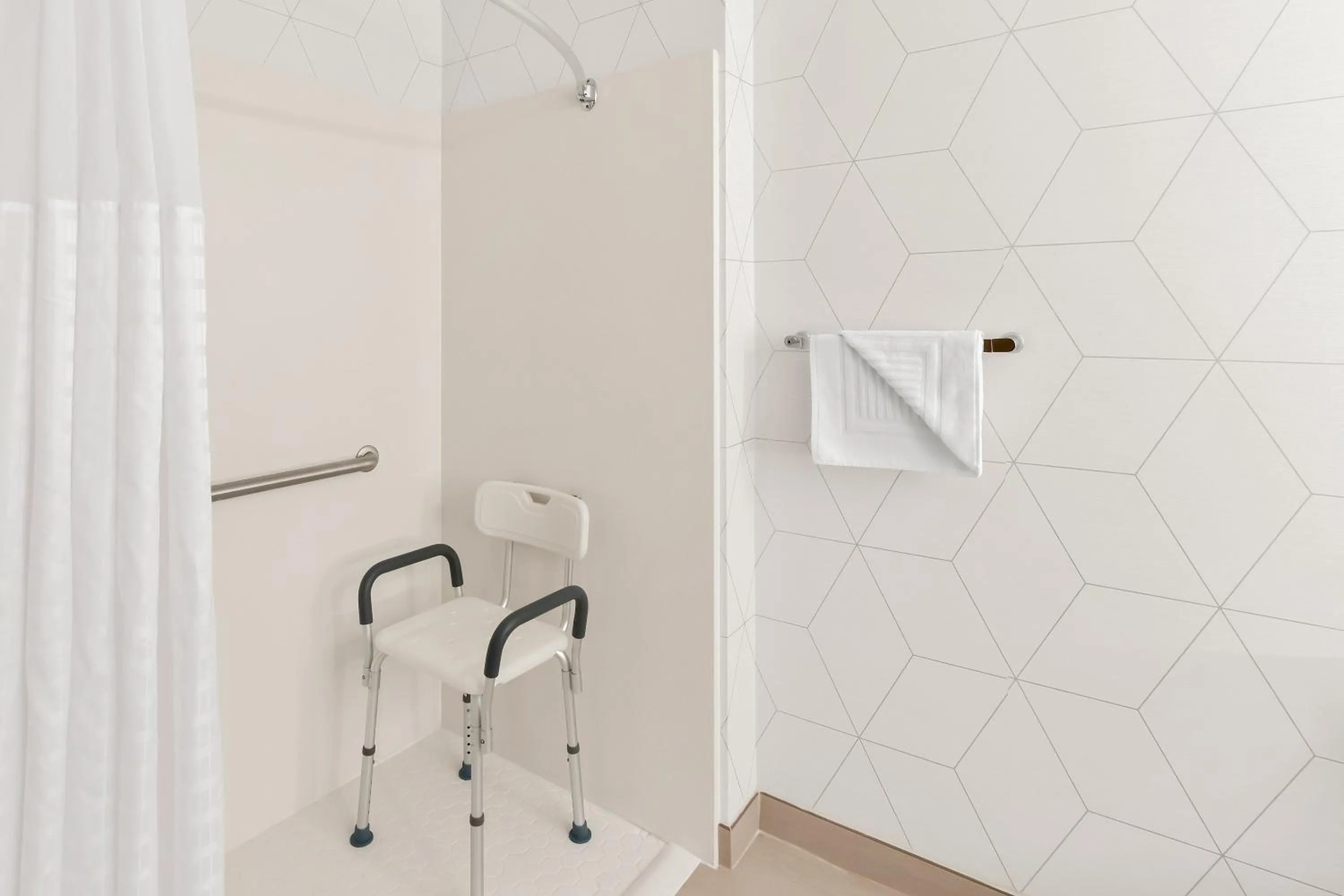 Shower in Comfort Suites Portland Airport