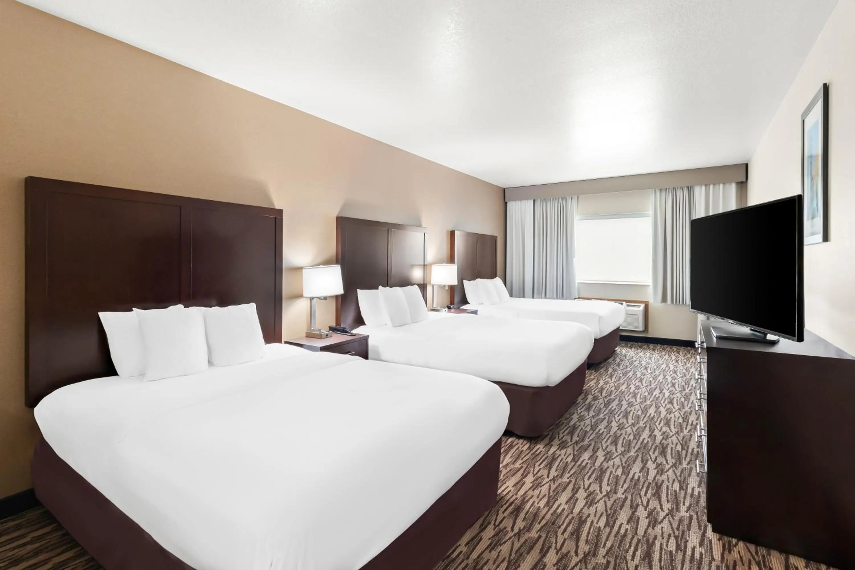 Photo of the whole room, Bed in Comfort Suites Portland Airport
