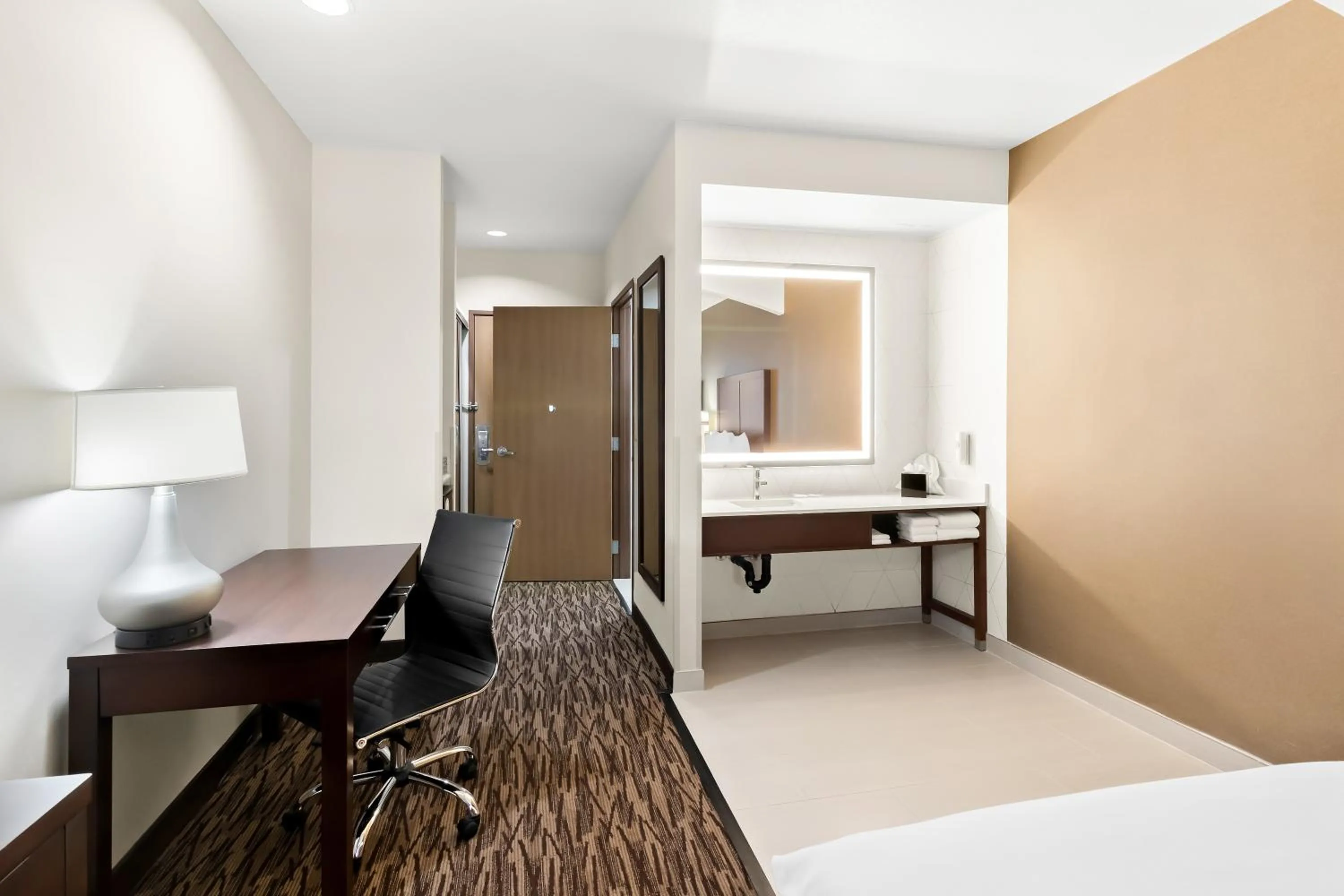 Living room, Bed in Comfort Suites Portland Airport