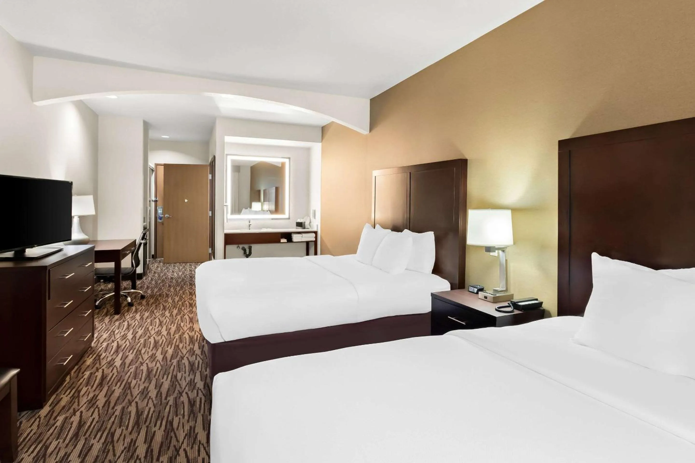 Bedroom, Bed in Comfort Suites Portland Airport