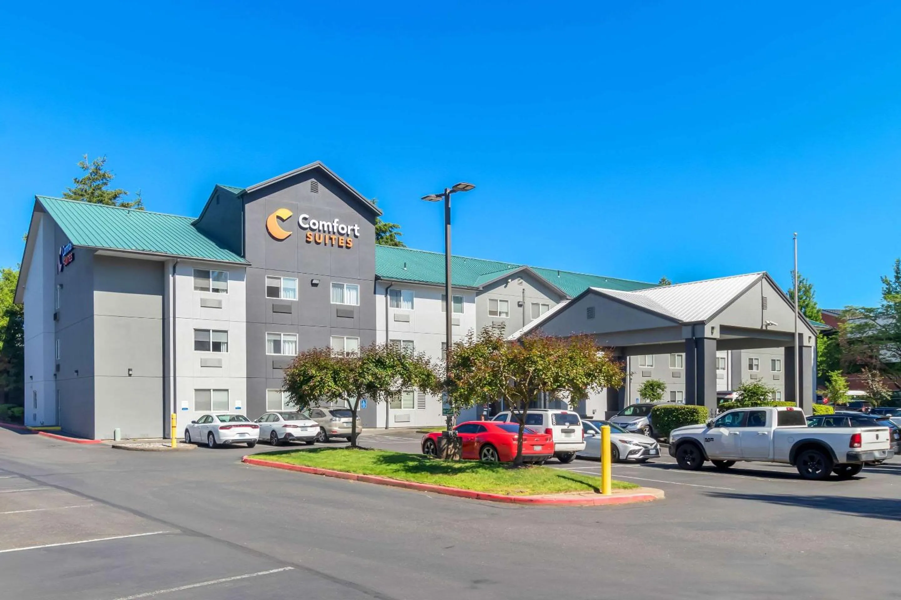 Property building in Comfort Suites Portland Airport