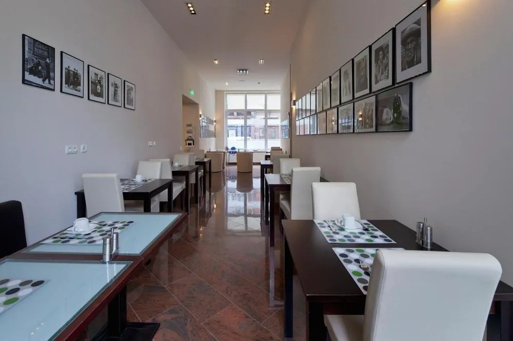 Restaurant/places to eat in Hotel Aurora