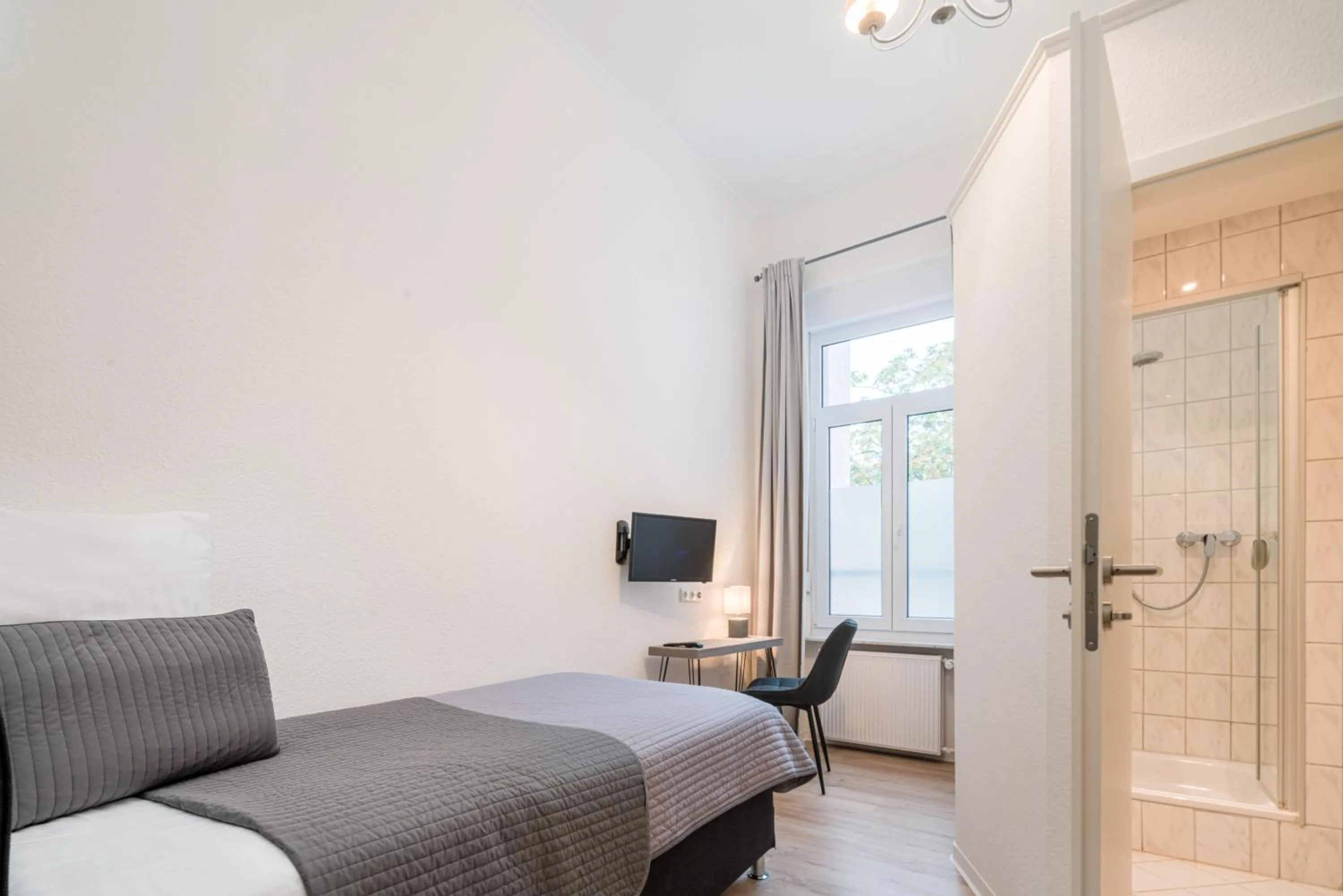 Shower, Bed in Hotel Aurora