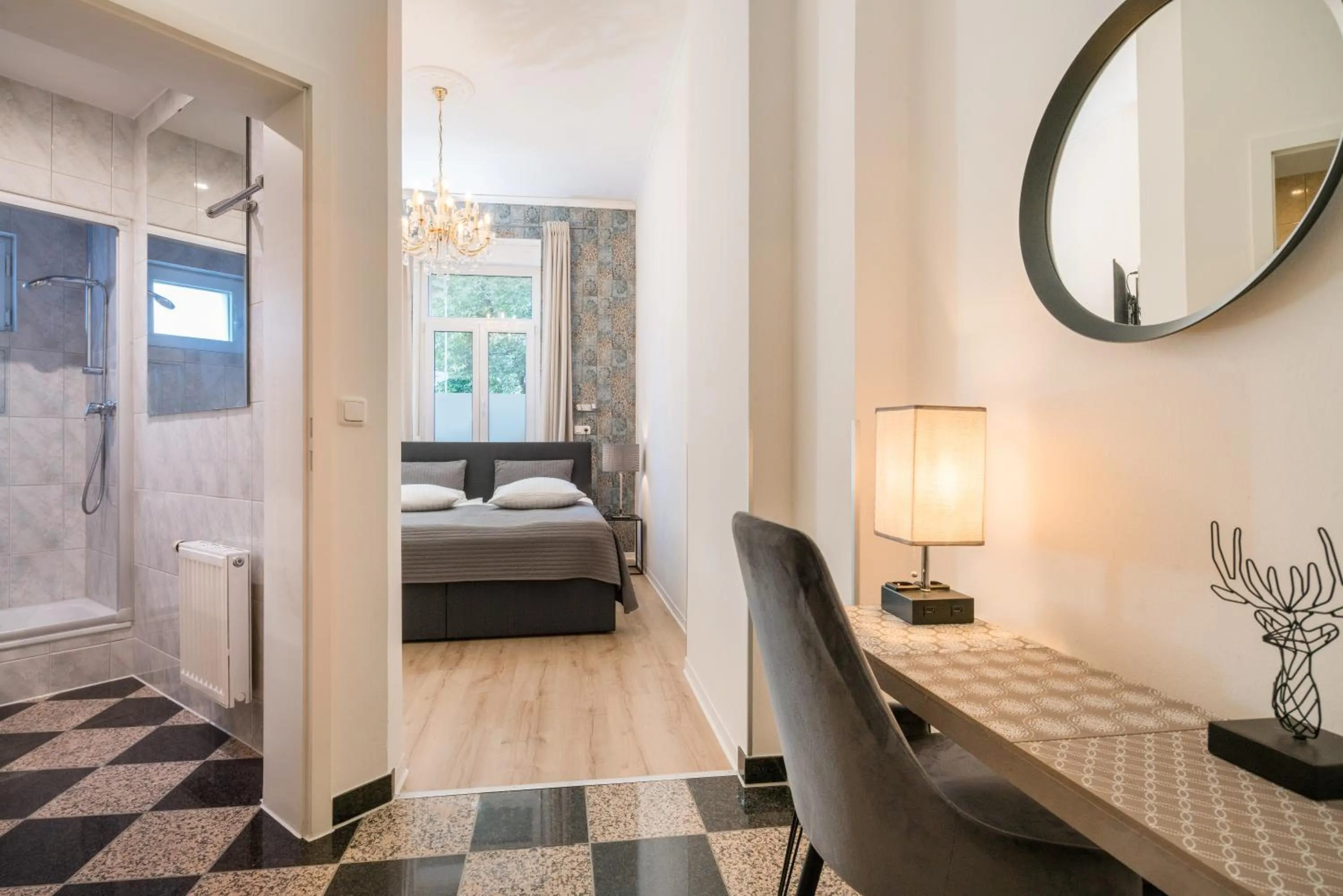 Shower, Bed in Hotel Aurora