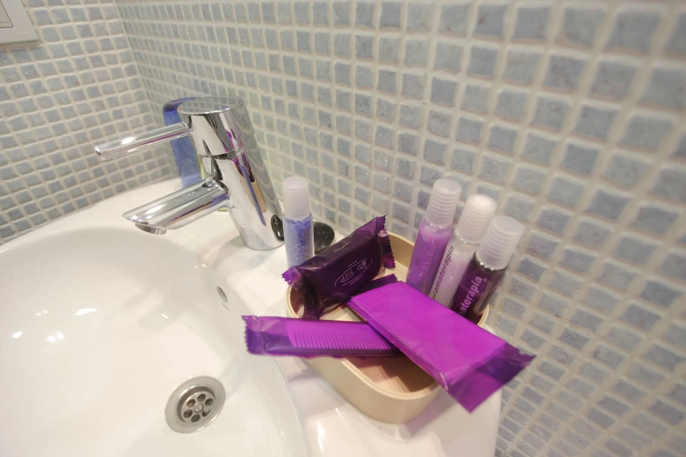 Bathroom in Catedral Site by Como en Casa