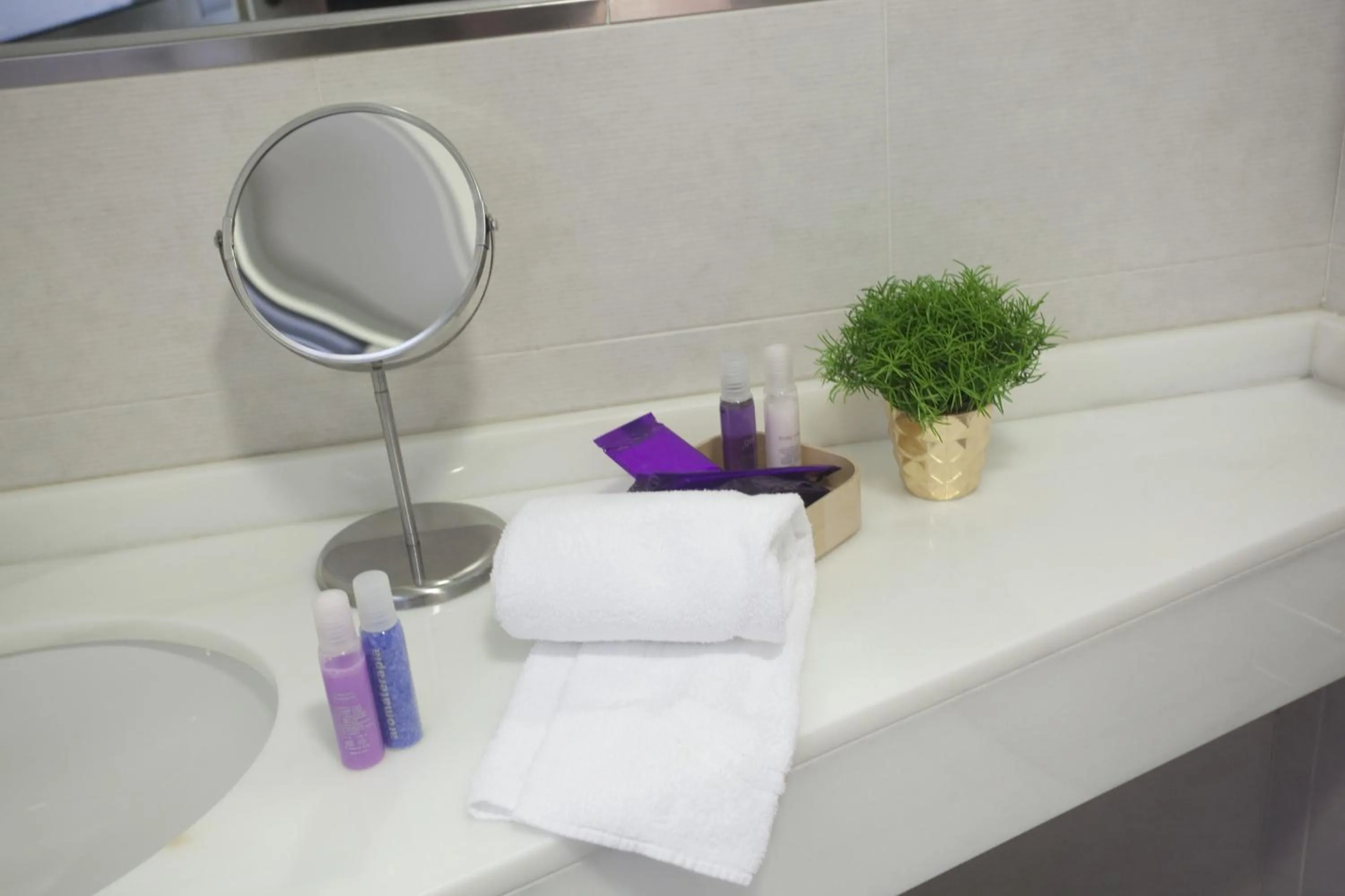 Bathroom in Catedral Site by Como en Casa