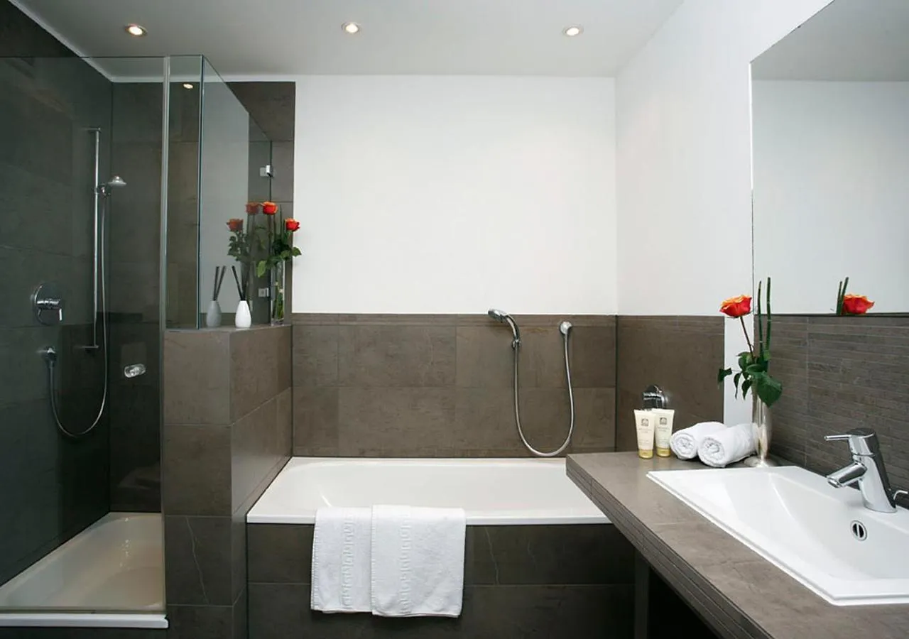 Shower in Hotel Regina