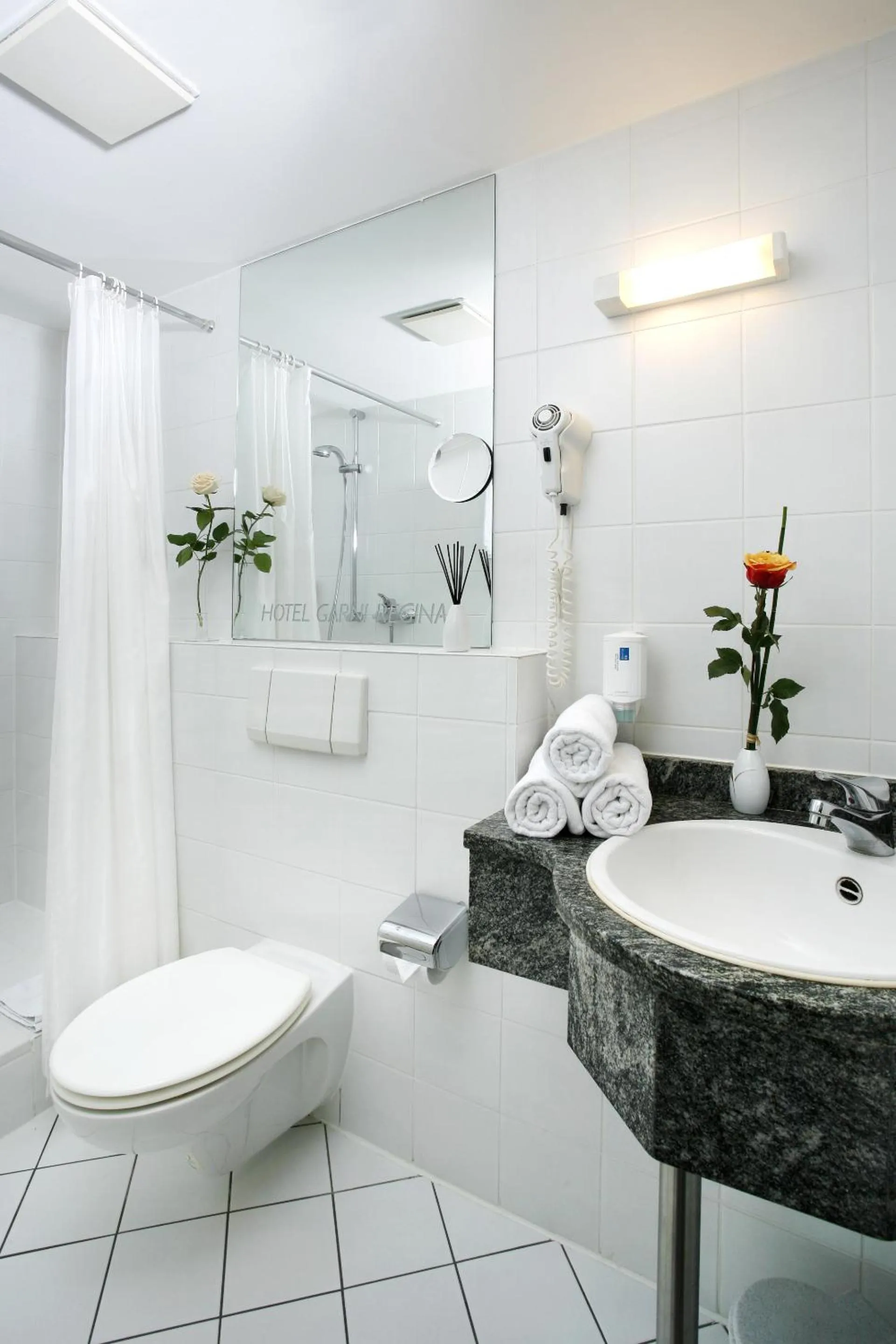 Bathroom in Hotel Regina -Garni Köln