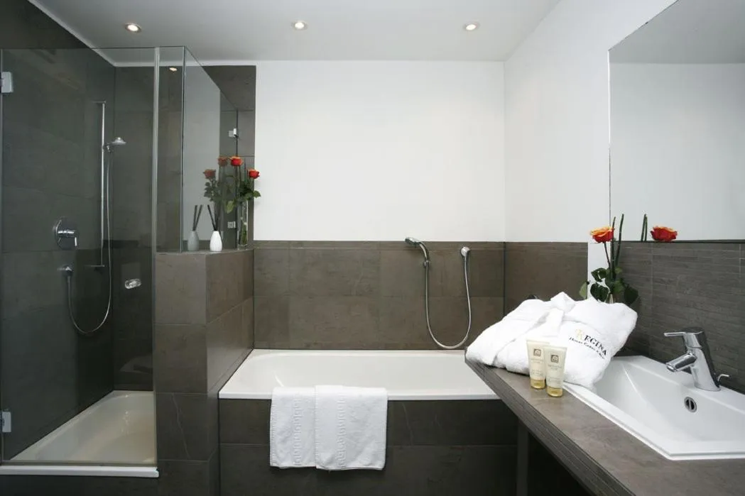 Bathroom in Hotel Regina -Garni Köln