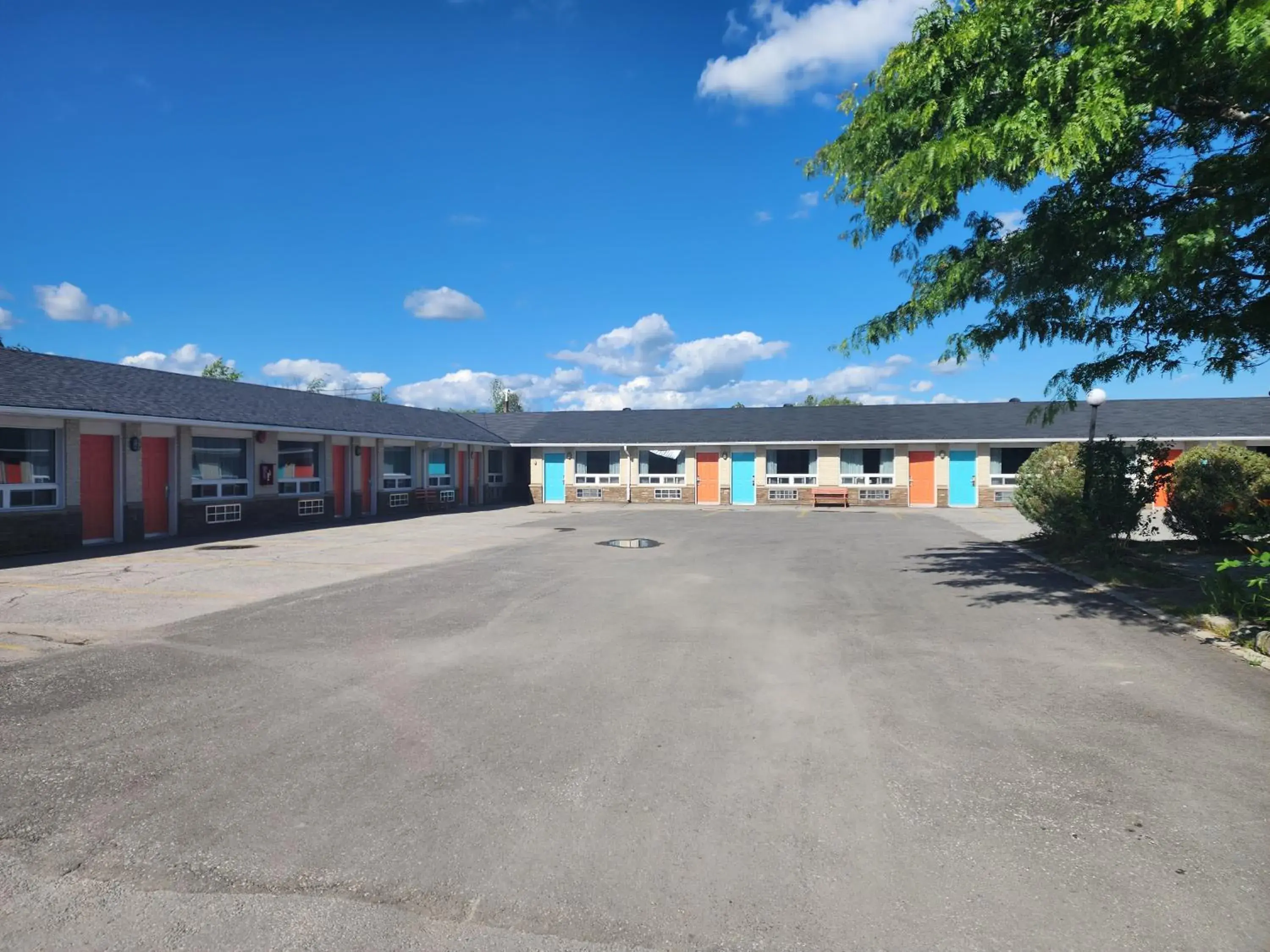 Property building in Howard Johnson by Wyndham Lindsay Property building in Howard Johnson by Wyndham Lindsay