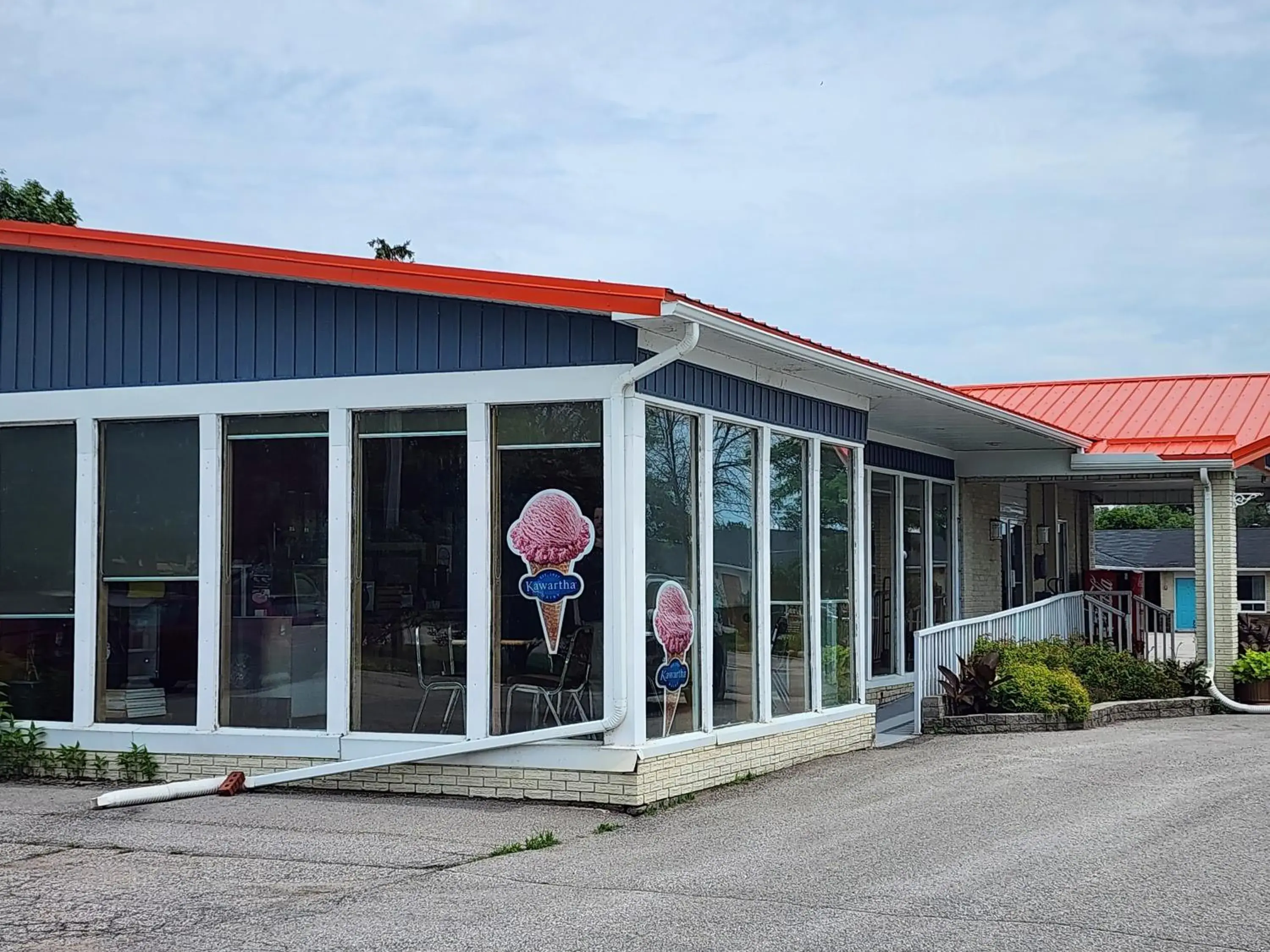 Property building in Howard Johnson by Wyndham Lindsay Property building in Howard Johnson by Wyndham Lindsay