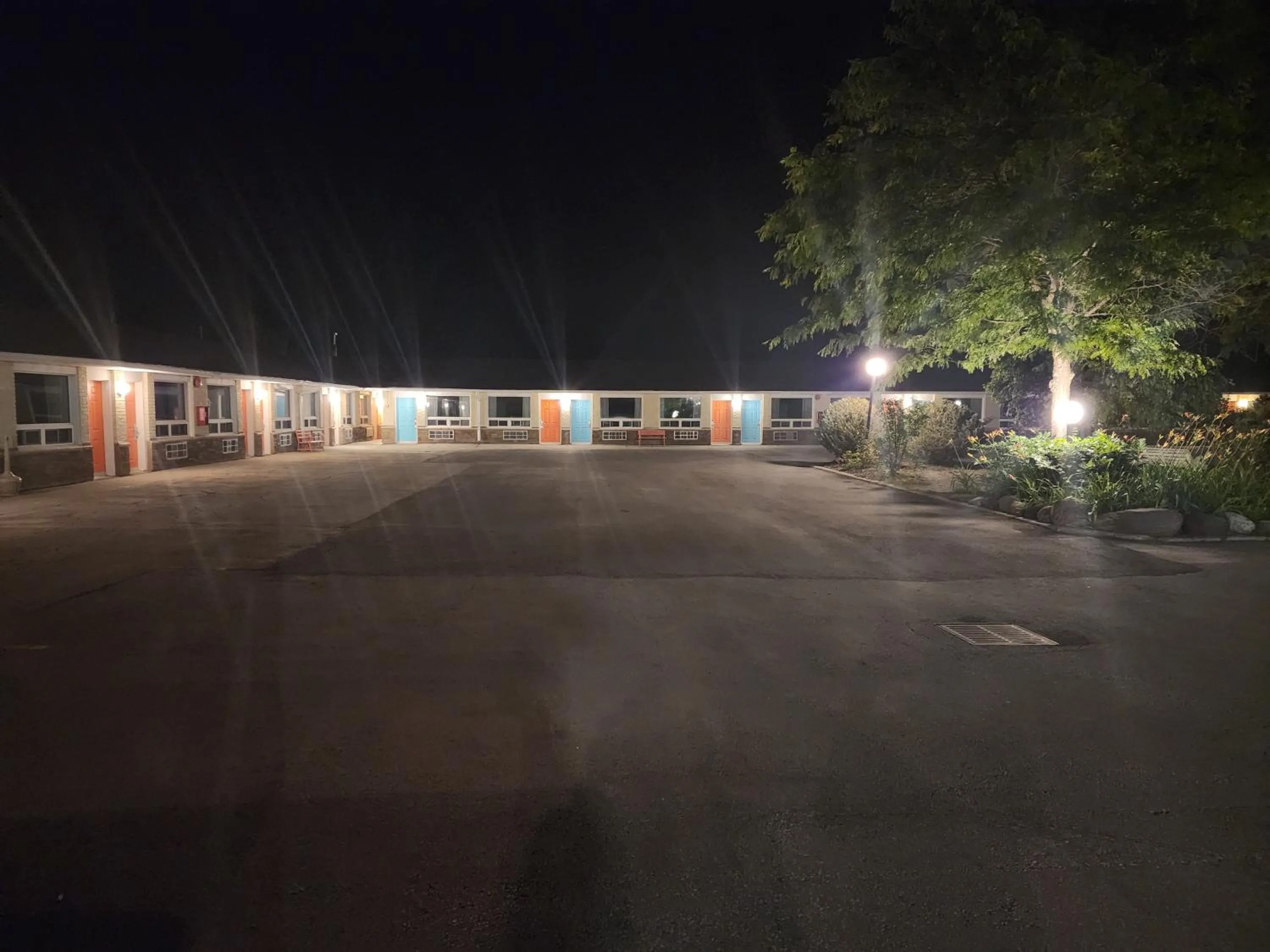 Property building in Howard Johnson by Wyndham Lindsay