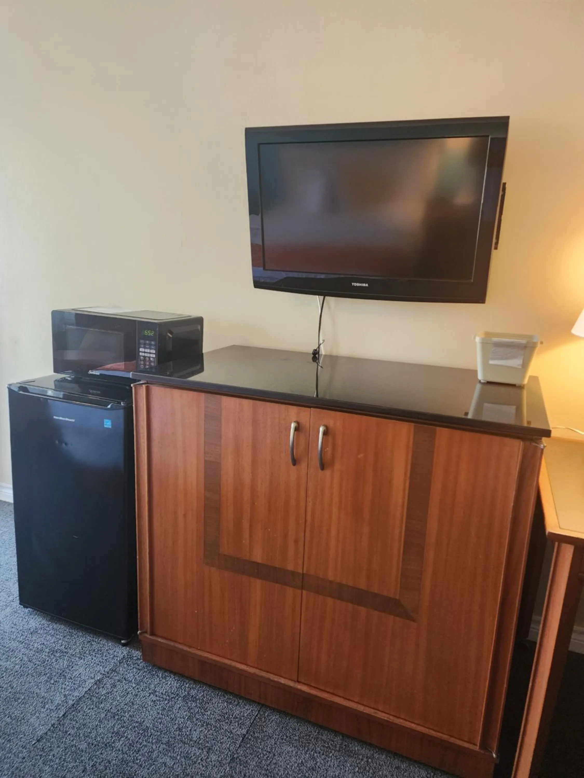 TV and multimedia in Howard Johnson by Wyndham Lindsay