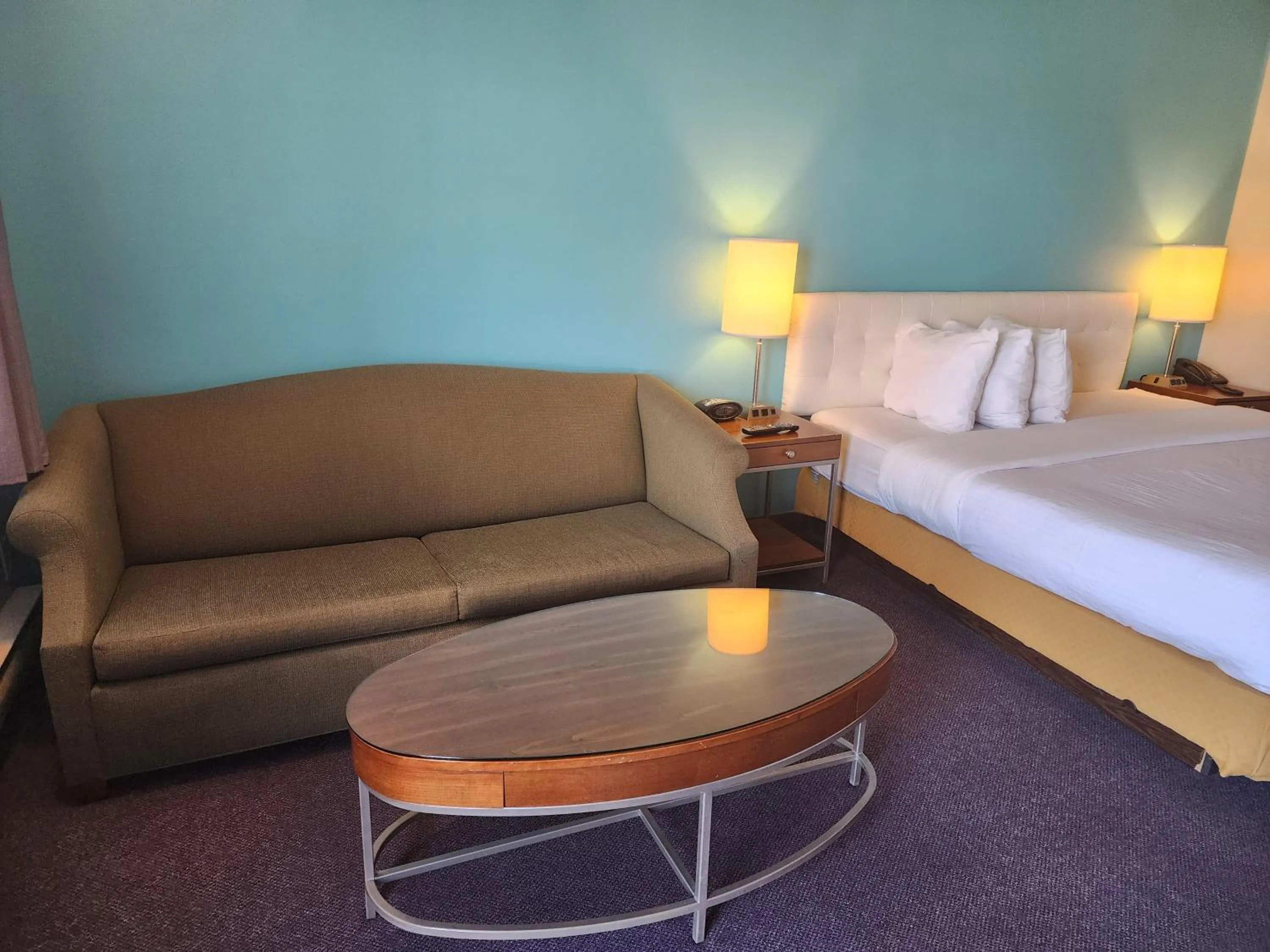 Bed in Howard Johnson by Wyndham Lindsay