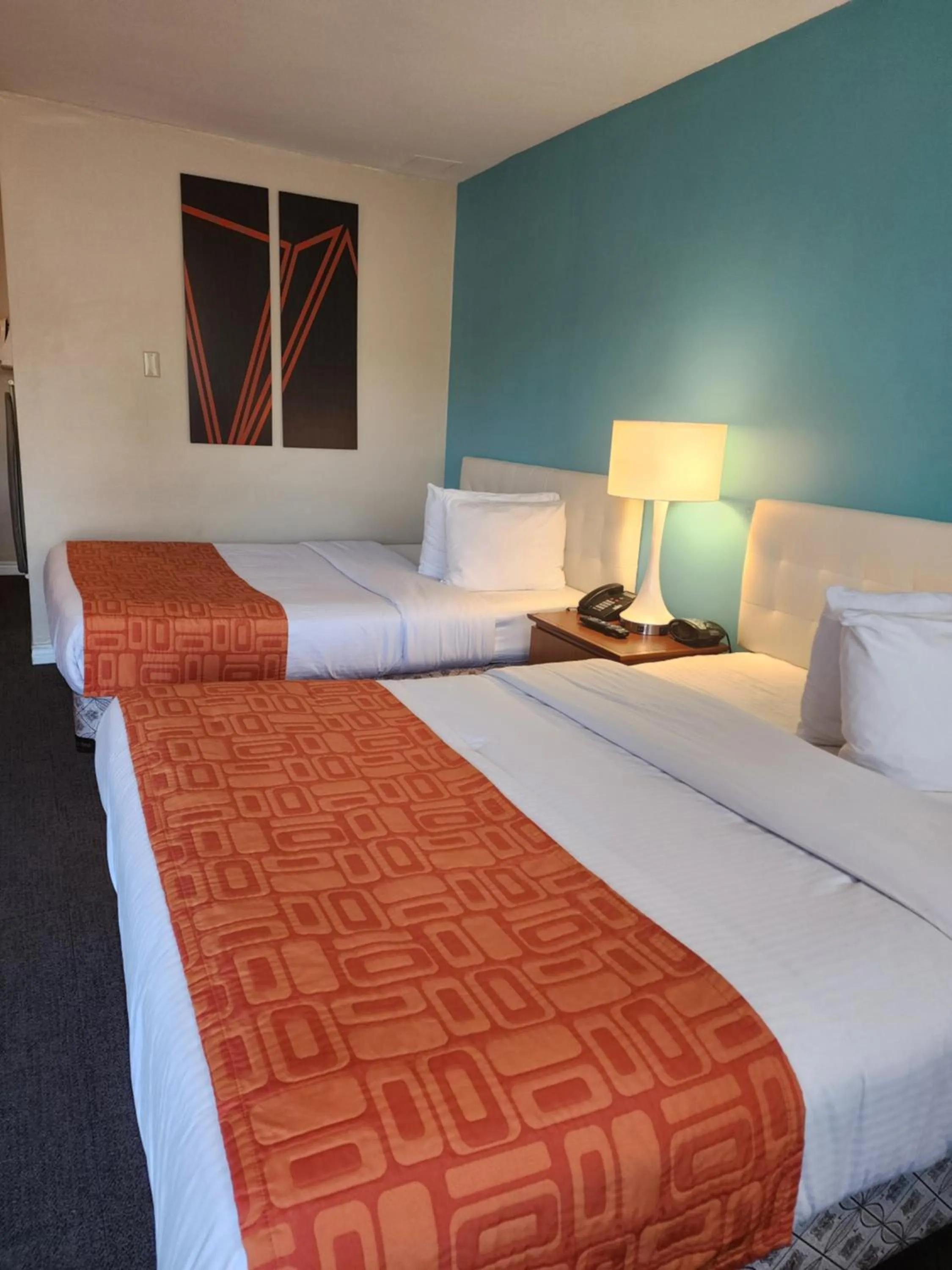 Bed in Howard Johnson by Wyndham Lindsay