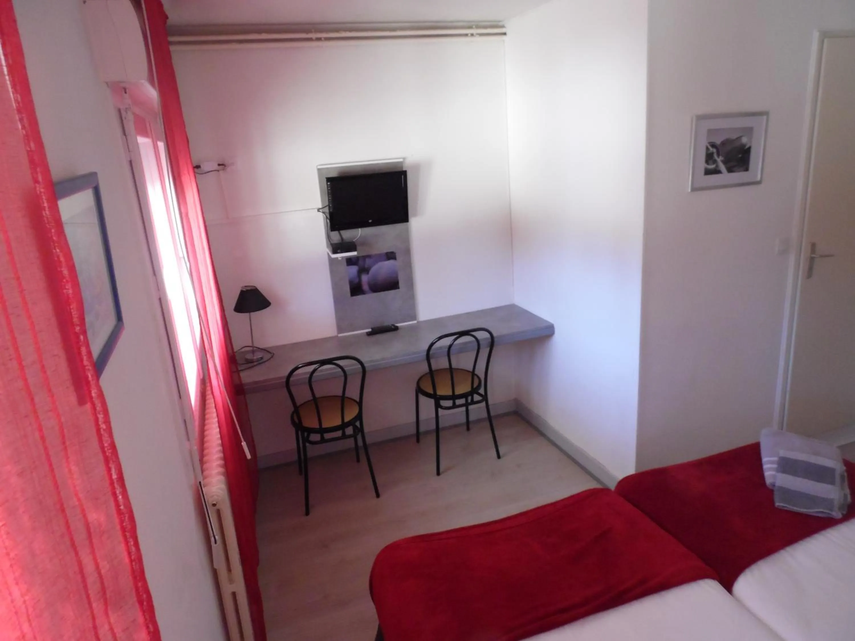 Photo of the whole room, Bed in Auberge de Lamagistere