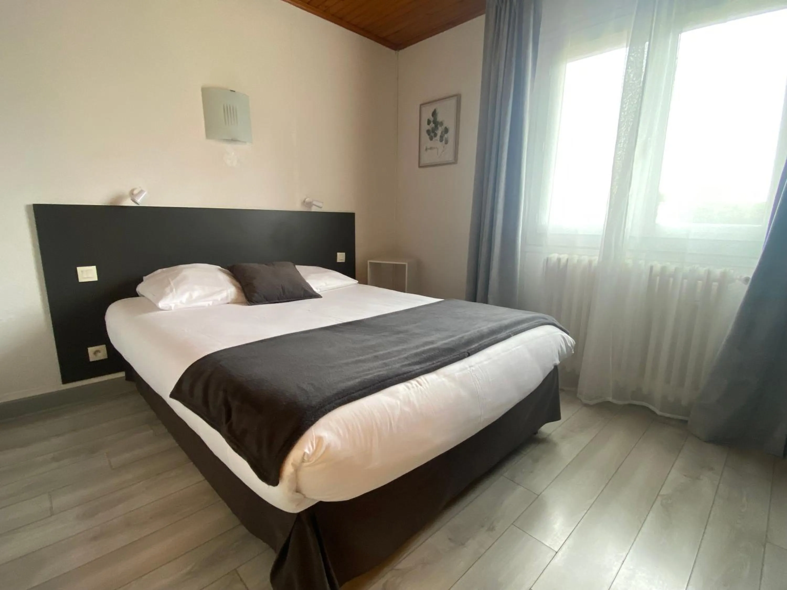 Photo of the whole room, Bed in Auberge de Lamagistere