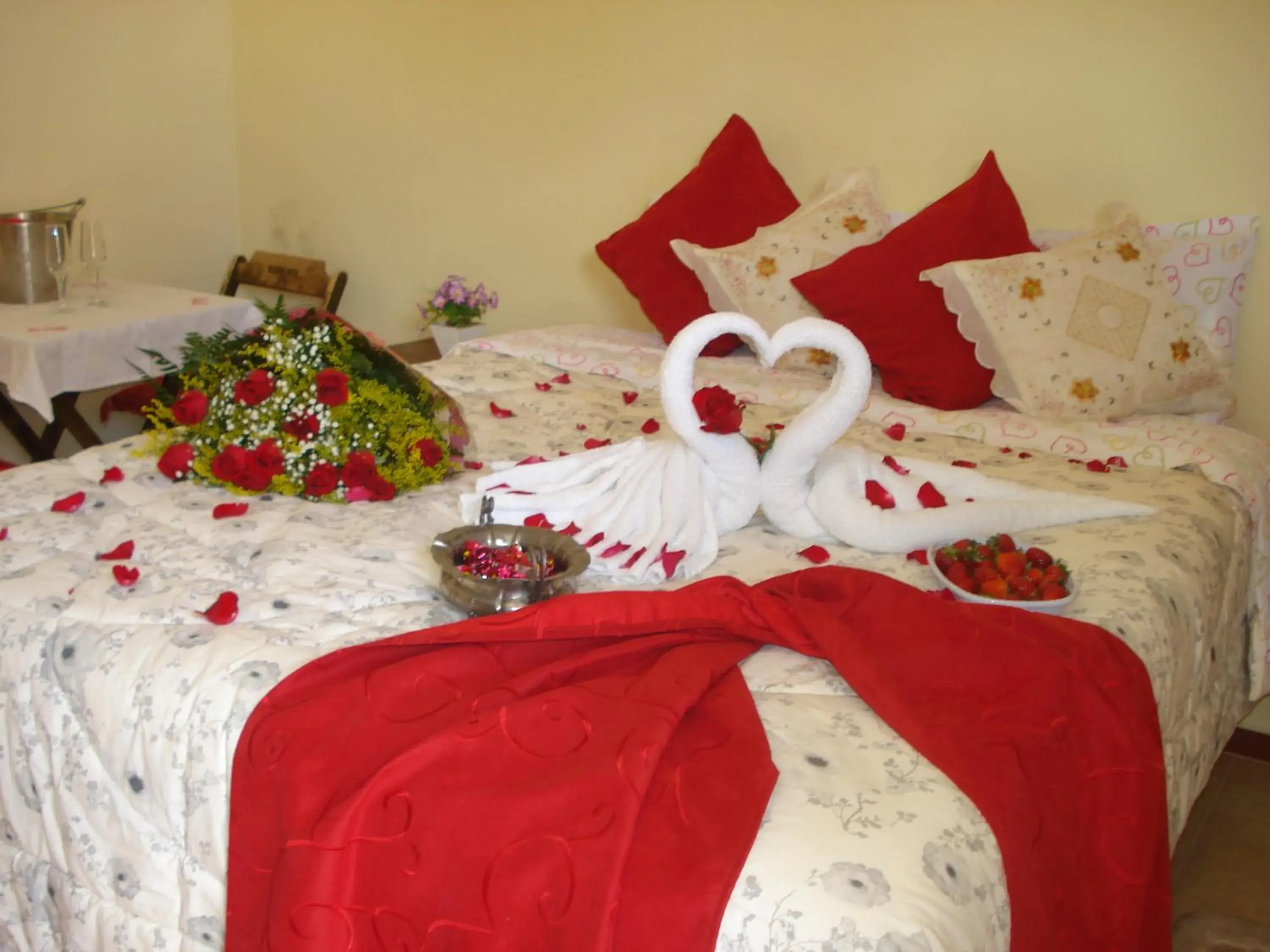 Honeymoon Suite in Pousada al Castello di Giulietta e Romeo Honeymoon Suite in Pousada al Castello di Giulietta e Romeo