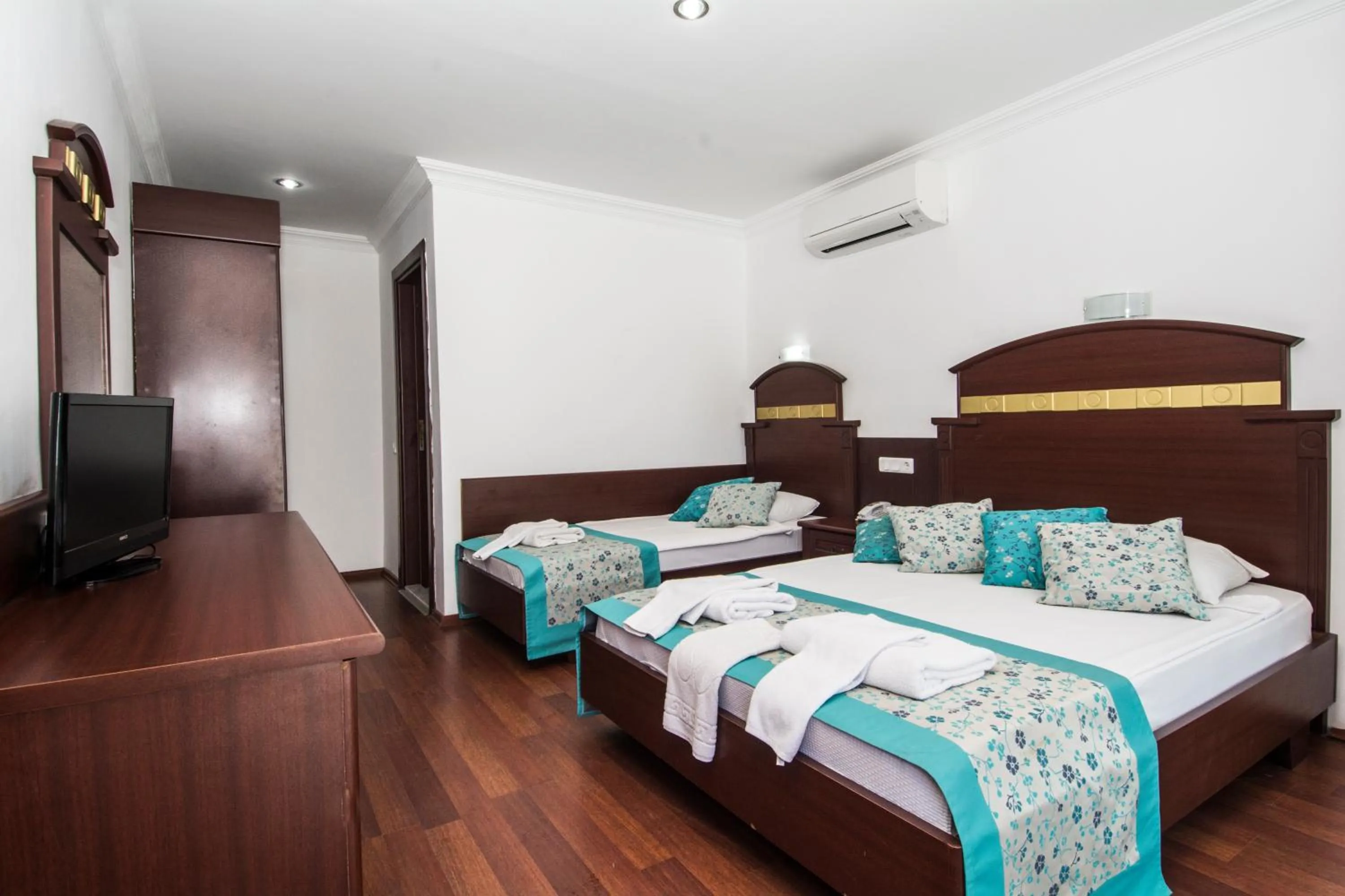 Photo of the whole room, Bed in Sunberk Hotel