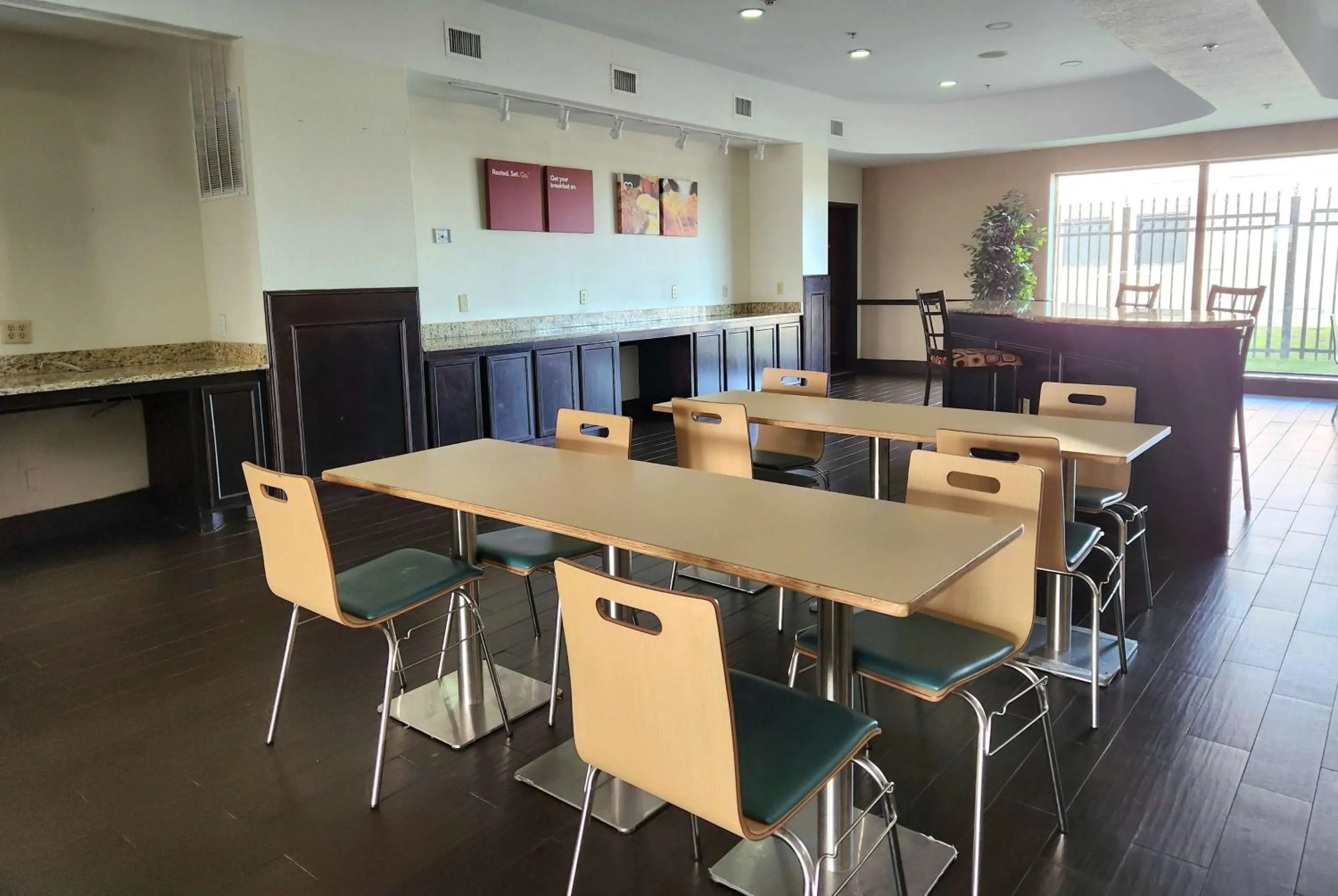 Breakfast in Days Inn & Suites by Wyndham Houston / West Energy Corridor
