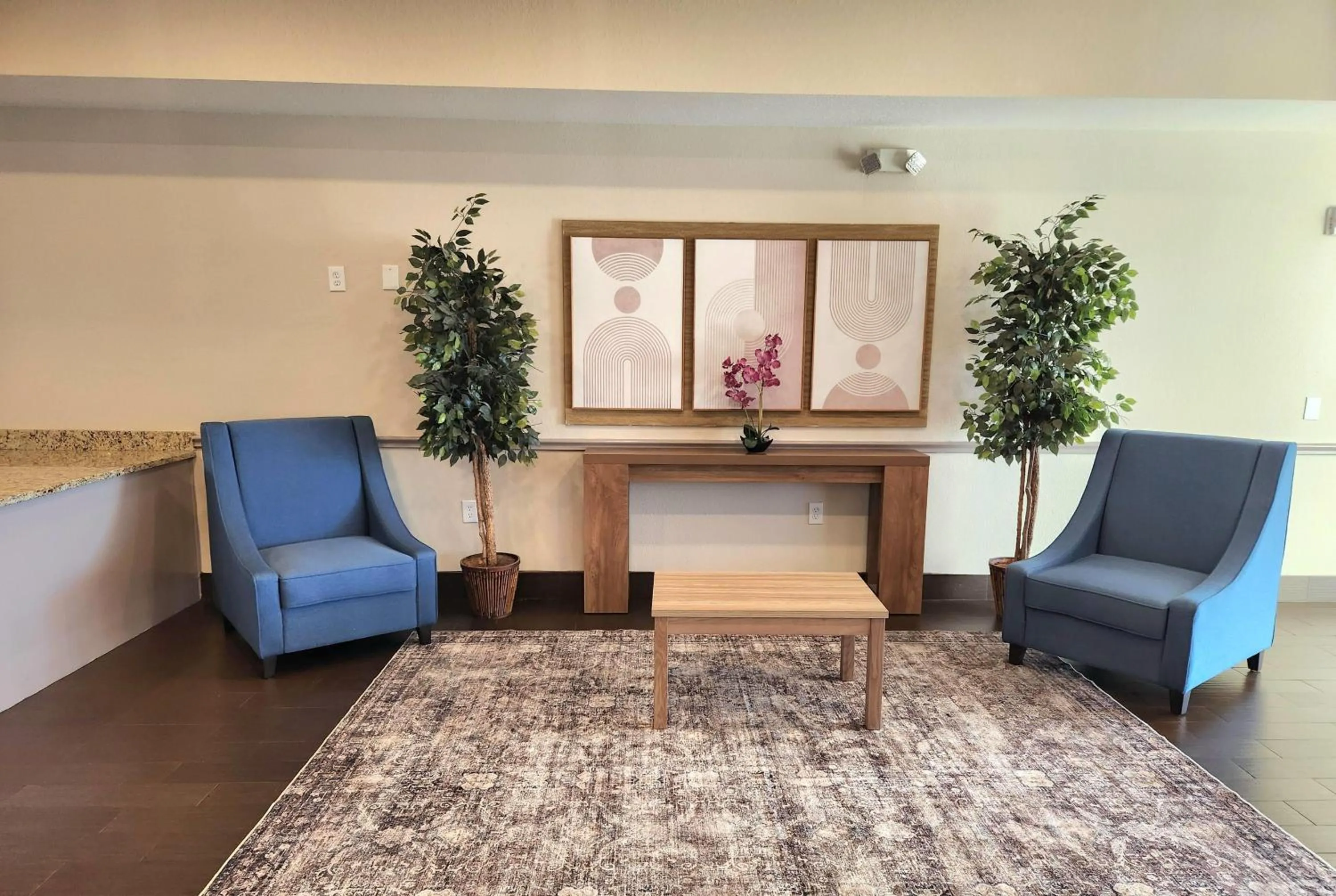 Lobby or reception in Days Inn & Suites by Wyndham Houston / West Energy Corridor