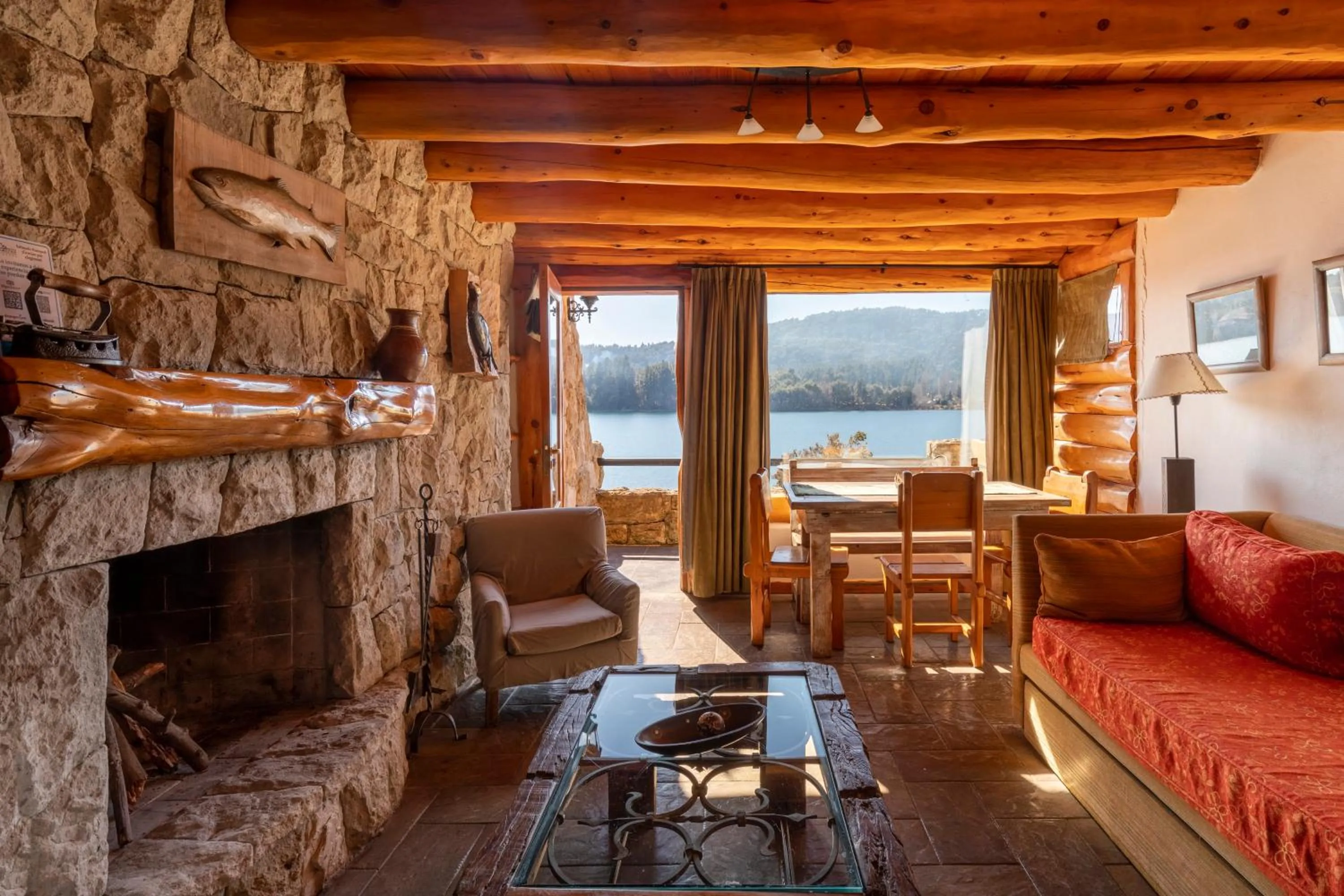 Dining area in Cabañas Puerto Pireo
