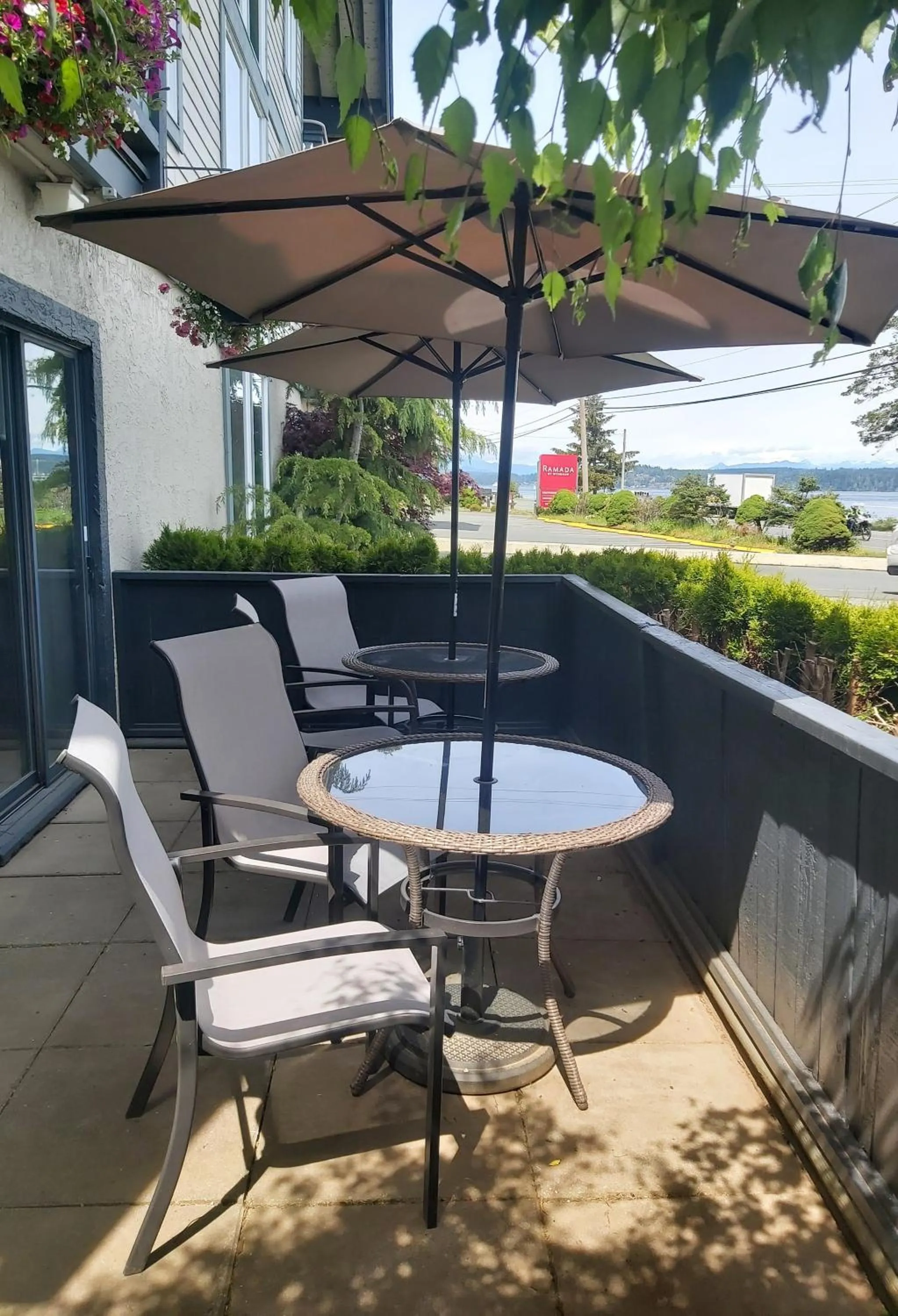 Restaurant/places to eat in Heron's Landing Hotel