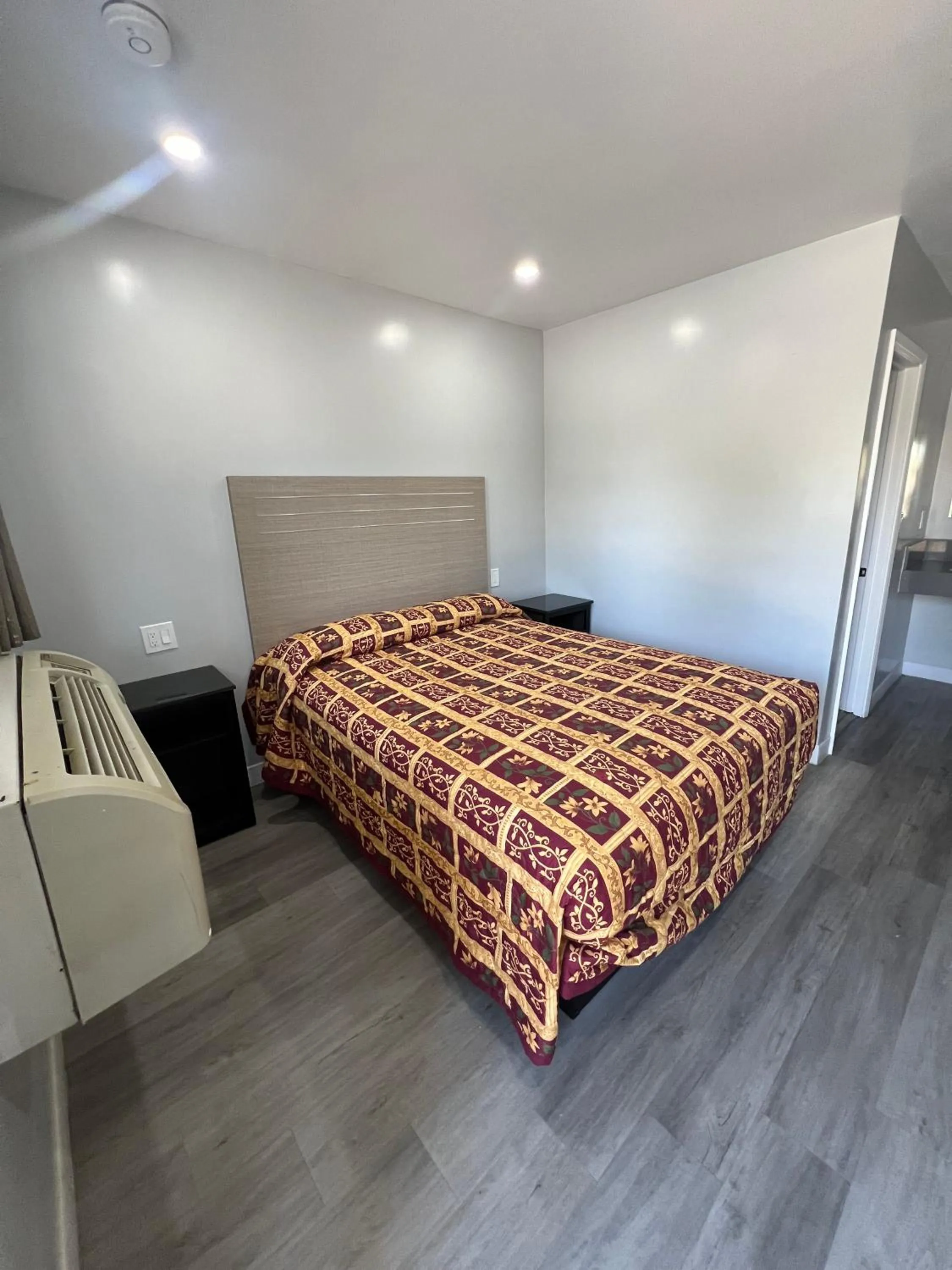 Bed in Eastsider Motel -Downtown LA New Rooms