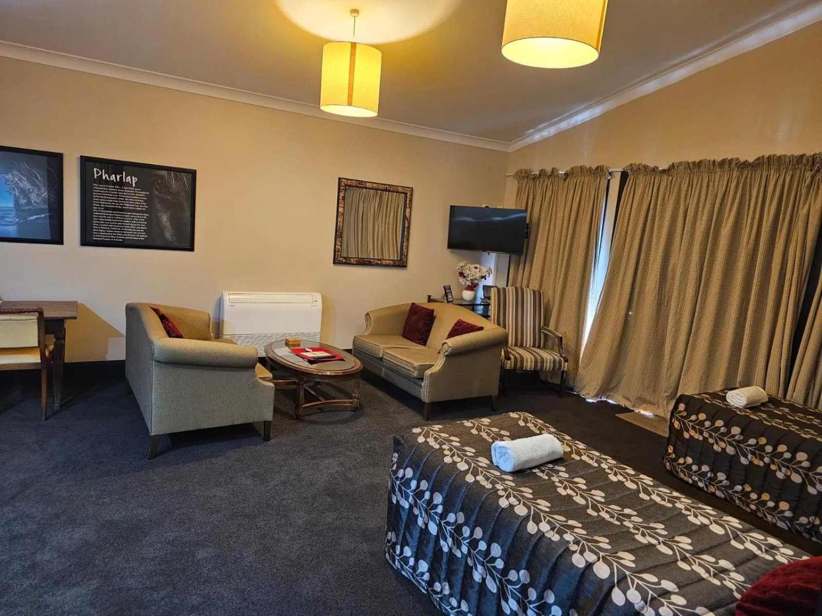 Bed in Gateway Motor Inn