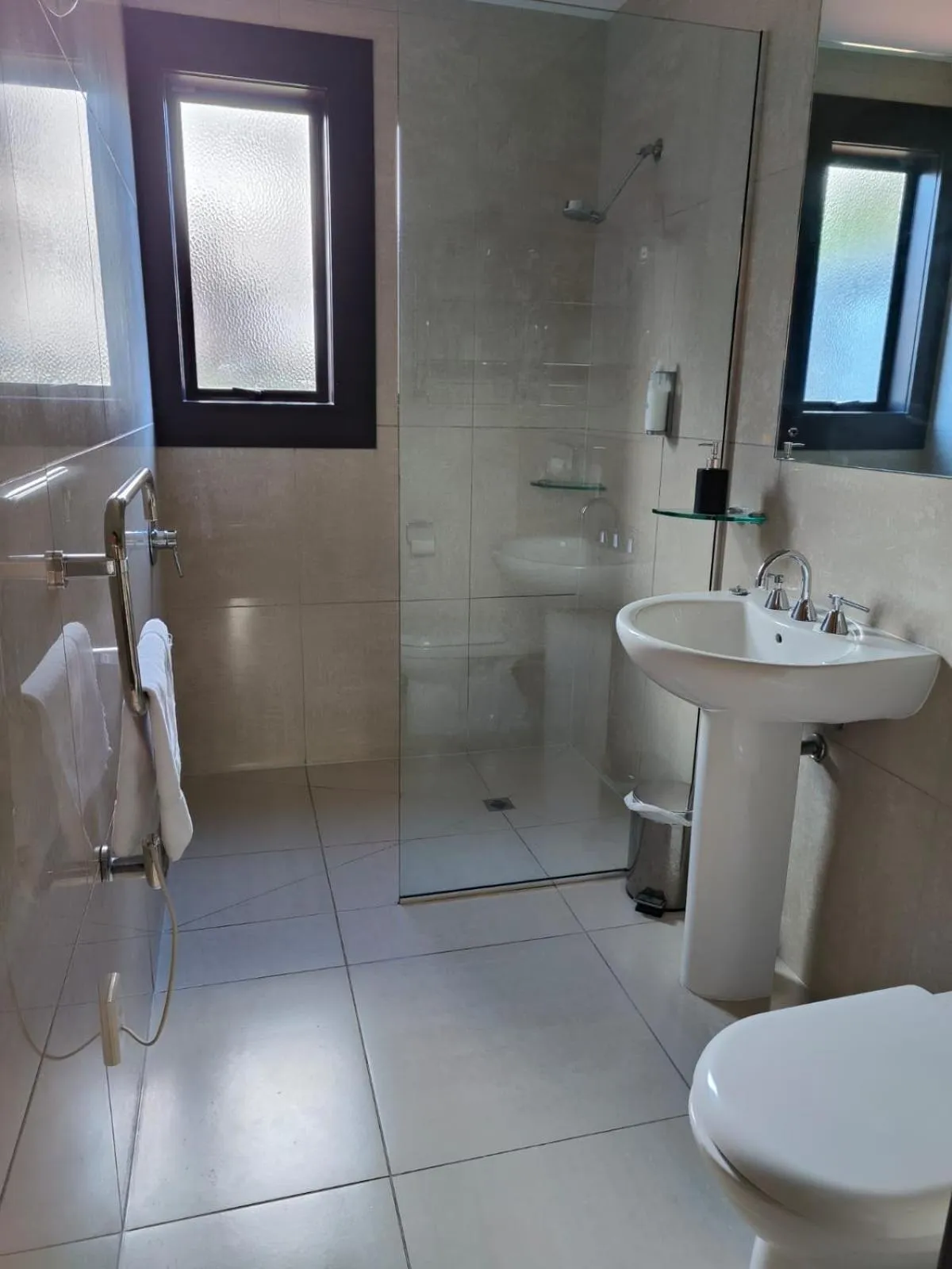 Shower in Gateway Motor Inn