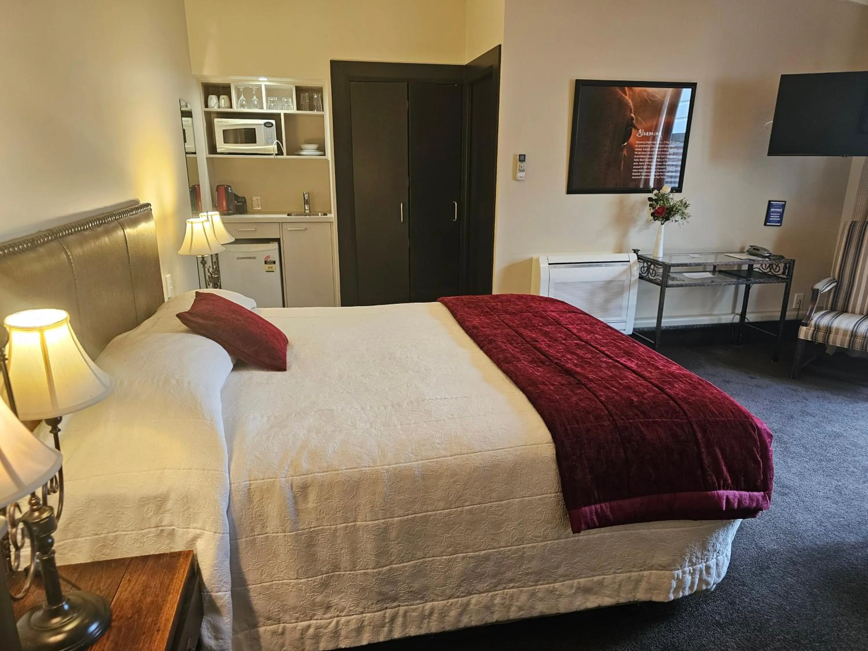 Bed in Gateway Motor Inn