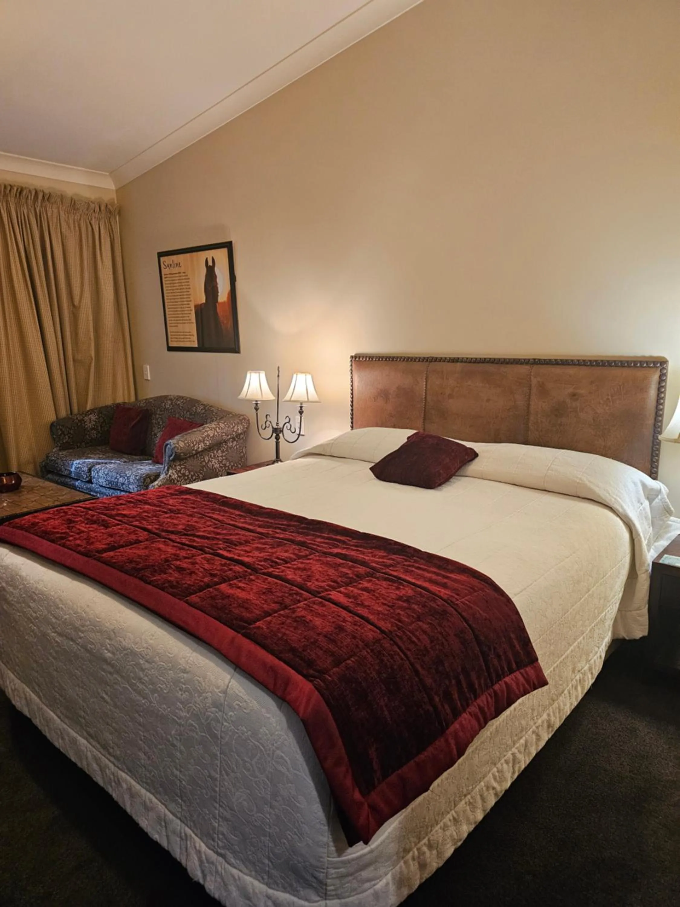 Bed in Gateway Motor Inn