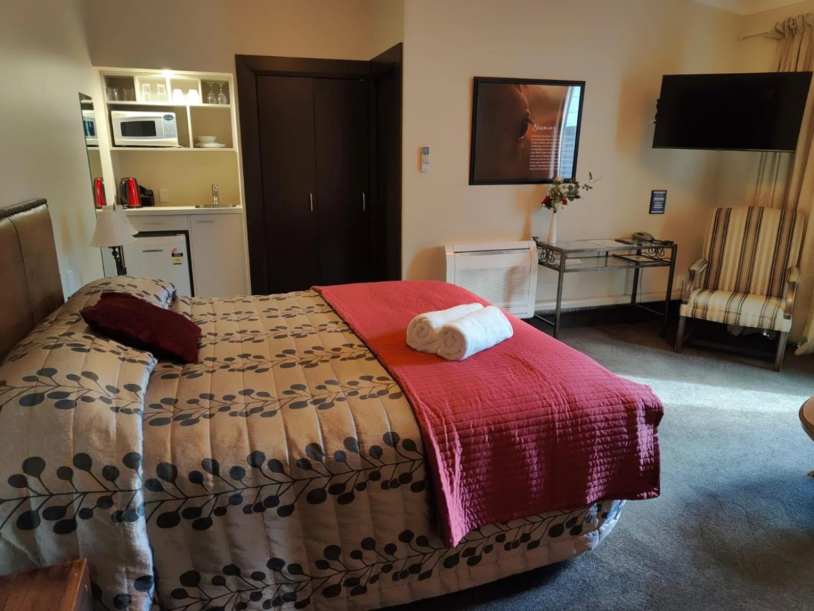 Bed in Gateway Motor Inn