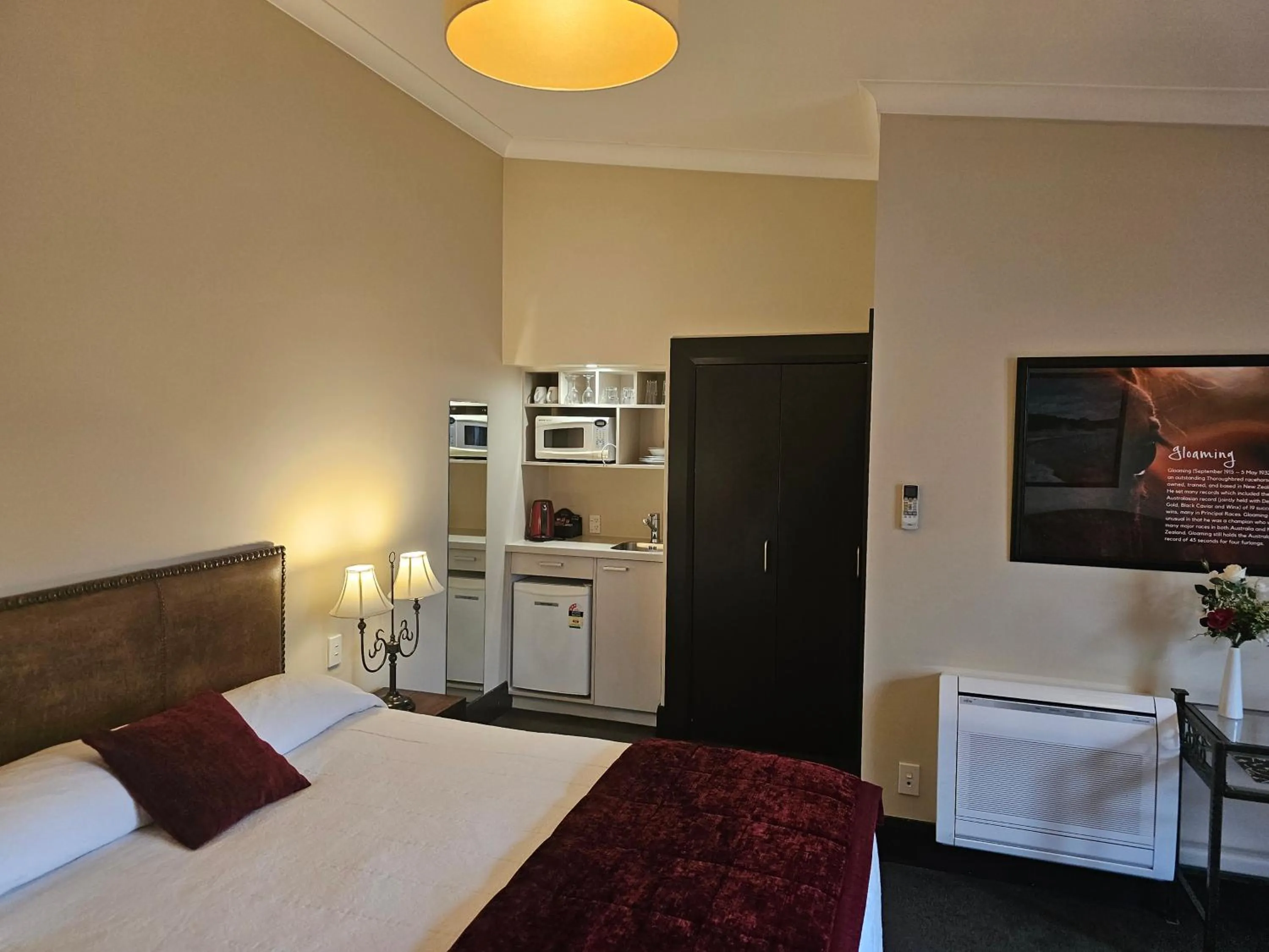Kitchen or kitchenette, Bed in Gateway Motor Inn