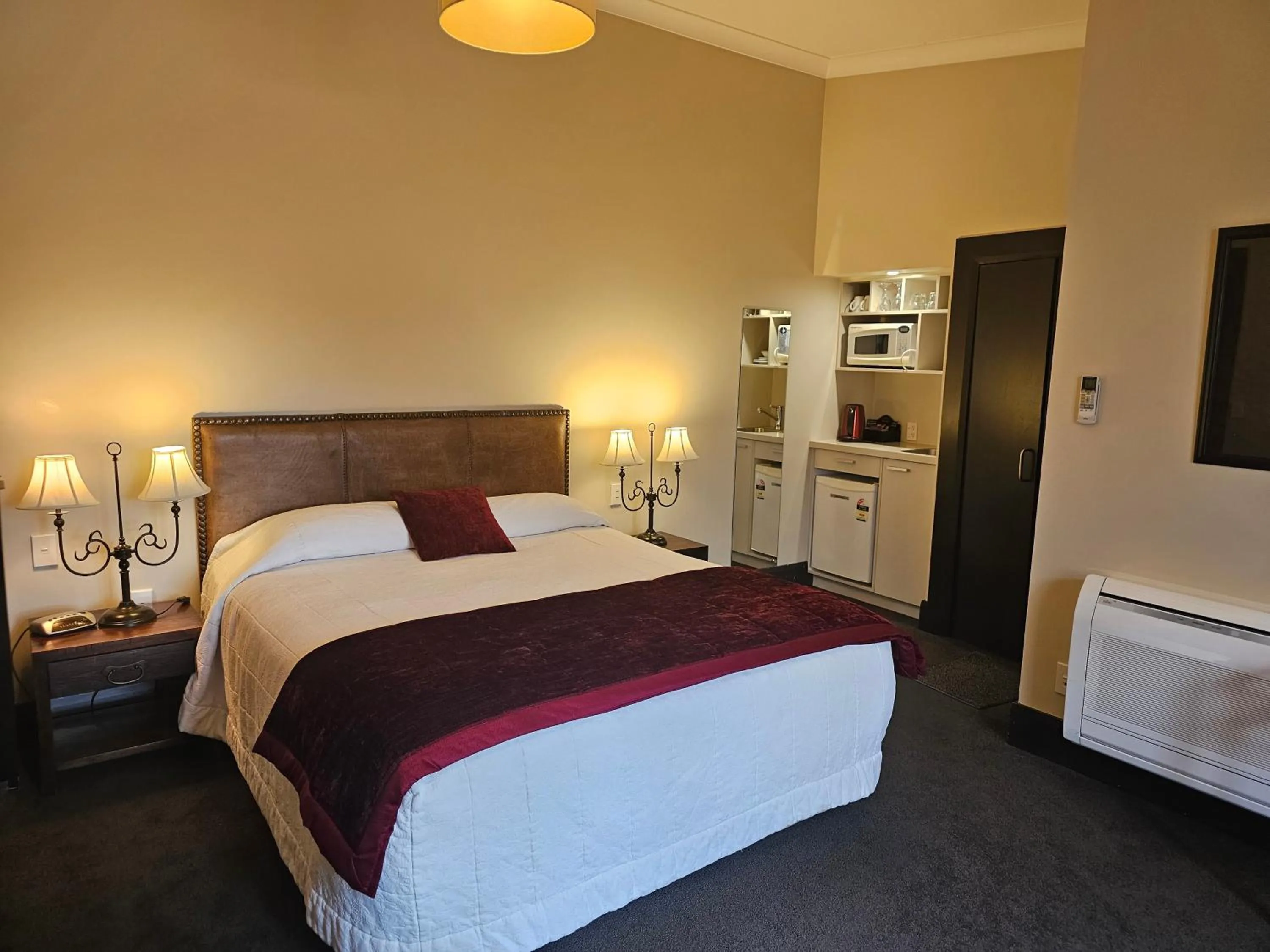 Bed in Gateway Motor Inn