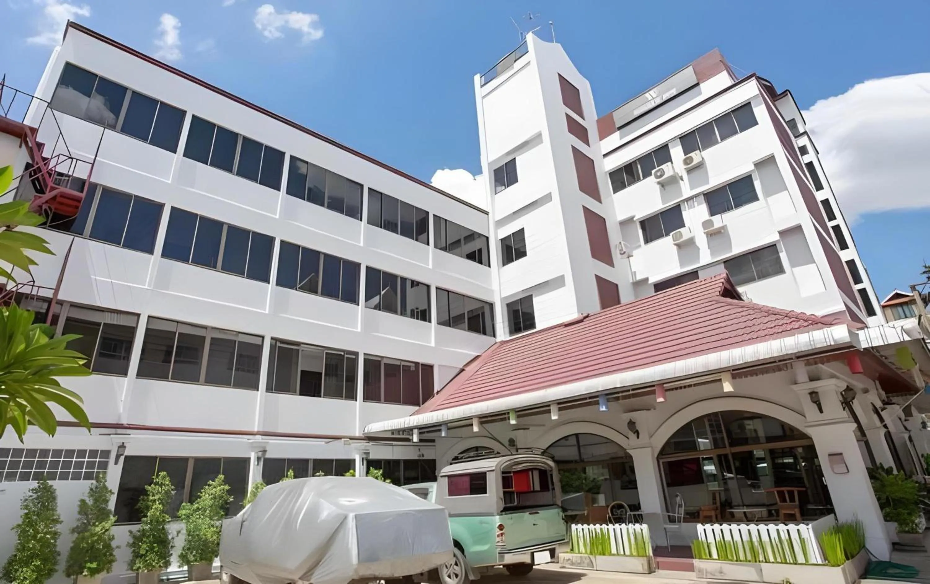 Property building in Super OYO 1096 Winner Inn Hotel