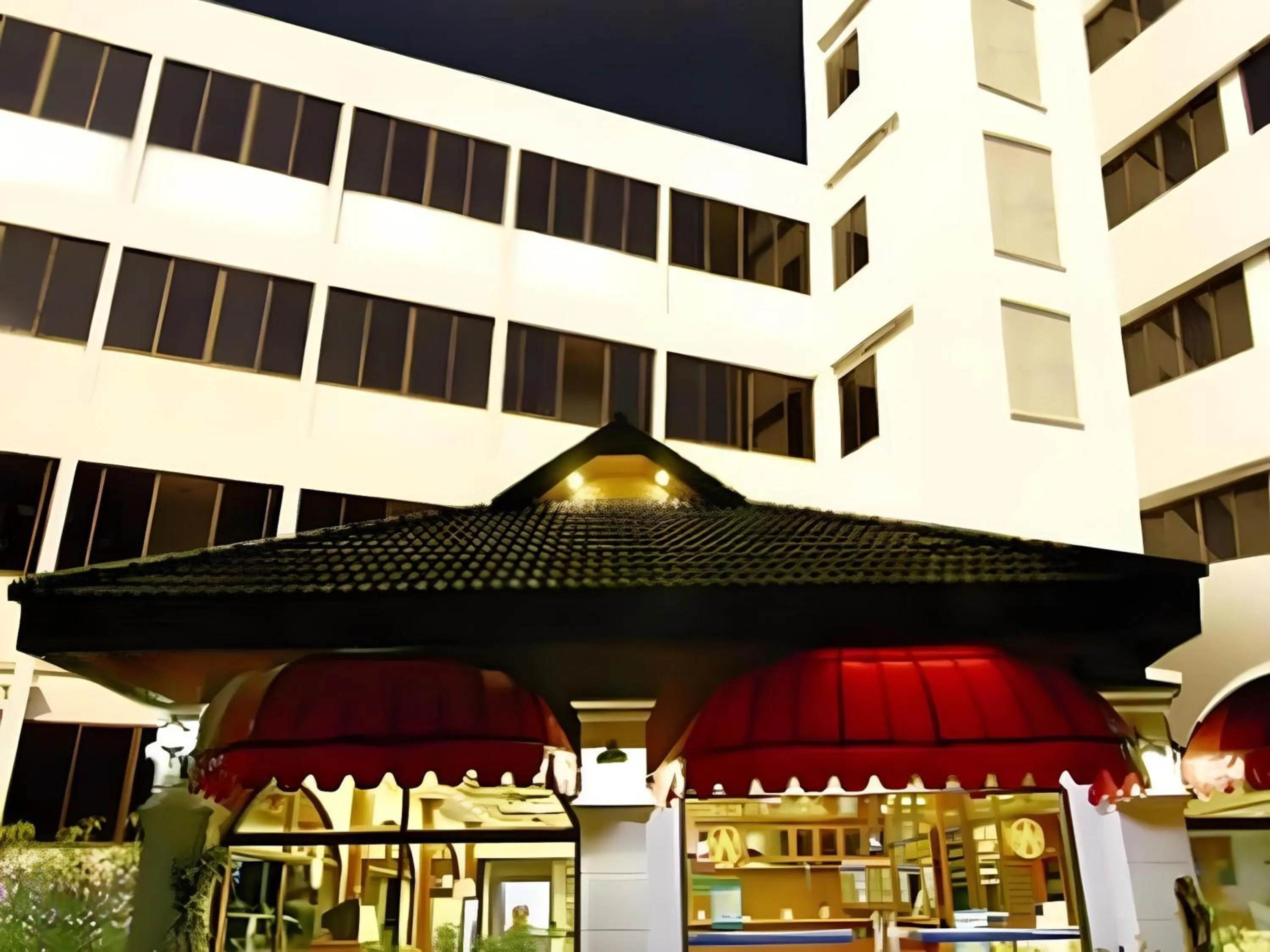 Property building in Super OYO 1096 Winner Inn Hotel