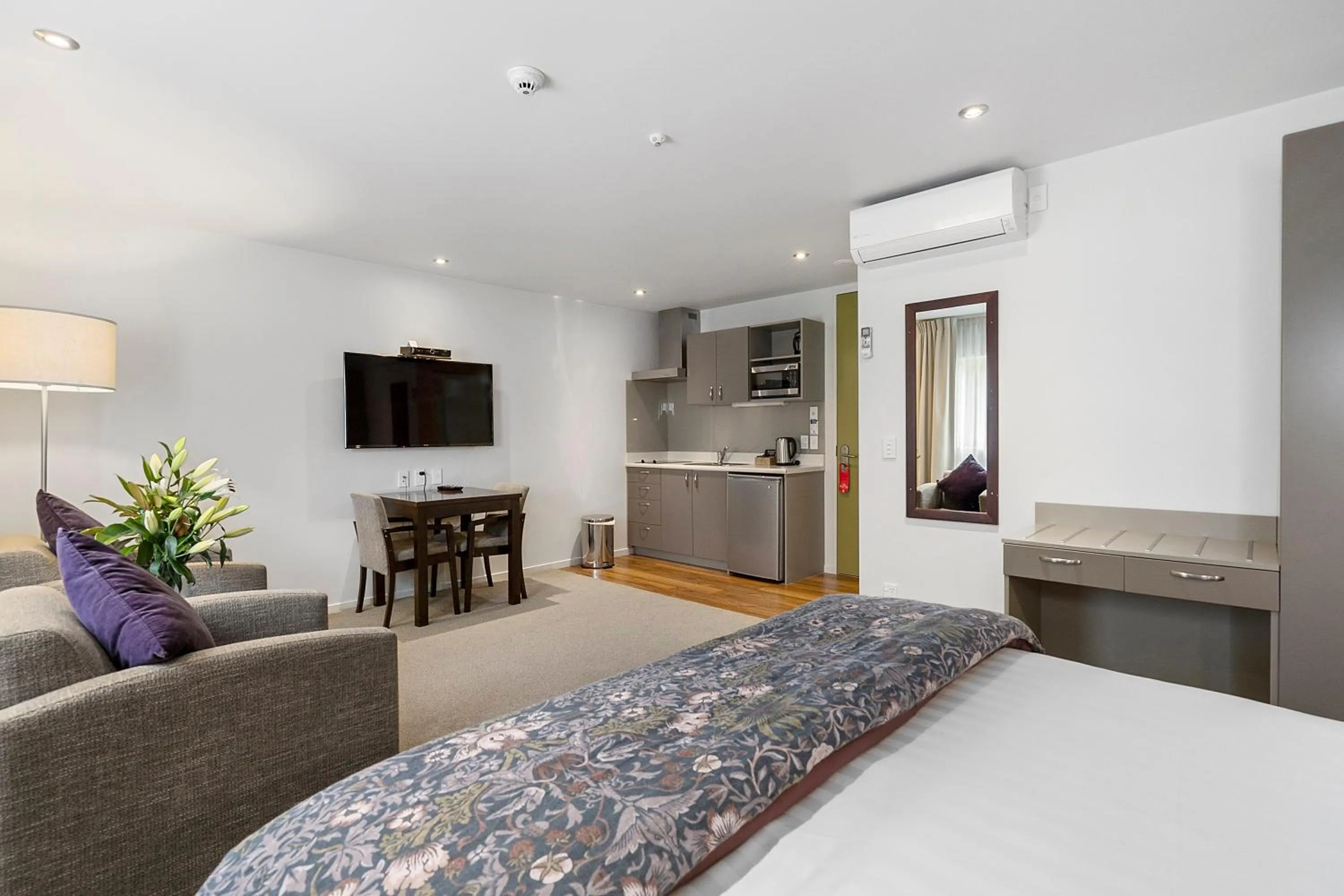 Photo of the whole room, Bed in Boulcott Lodge