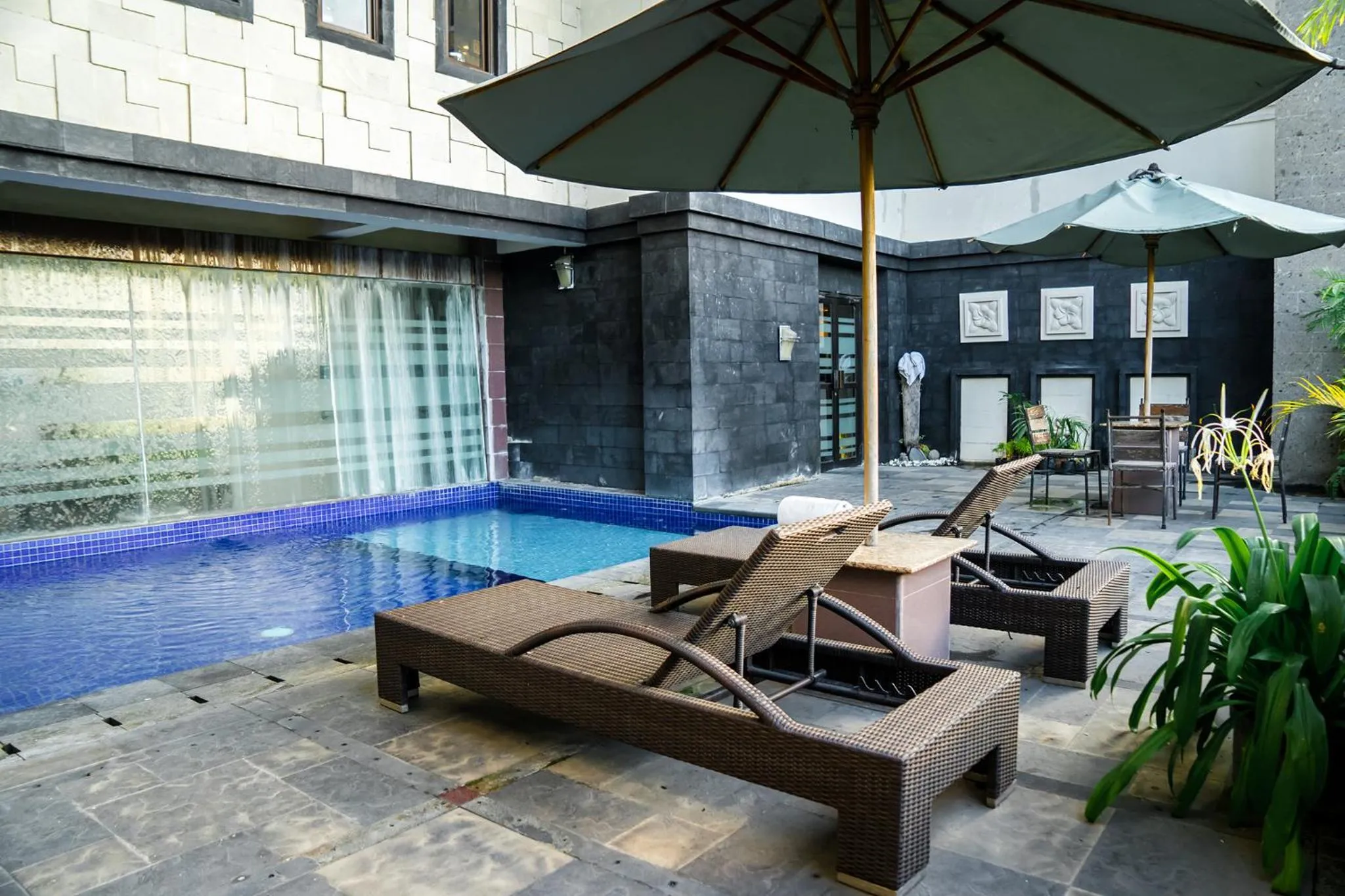 Swimming pool in Hotel Puri Ayu