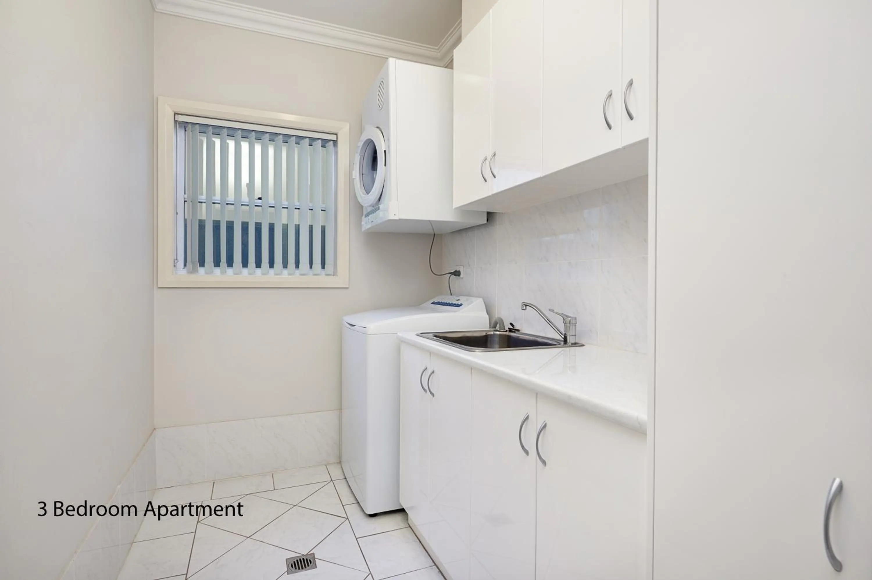 Bathroom, Kitchen/Kitchenette in Charles Sturt Suites & Apartments